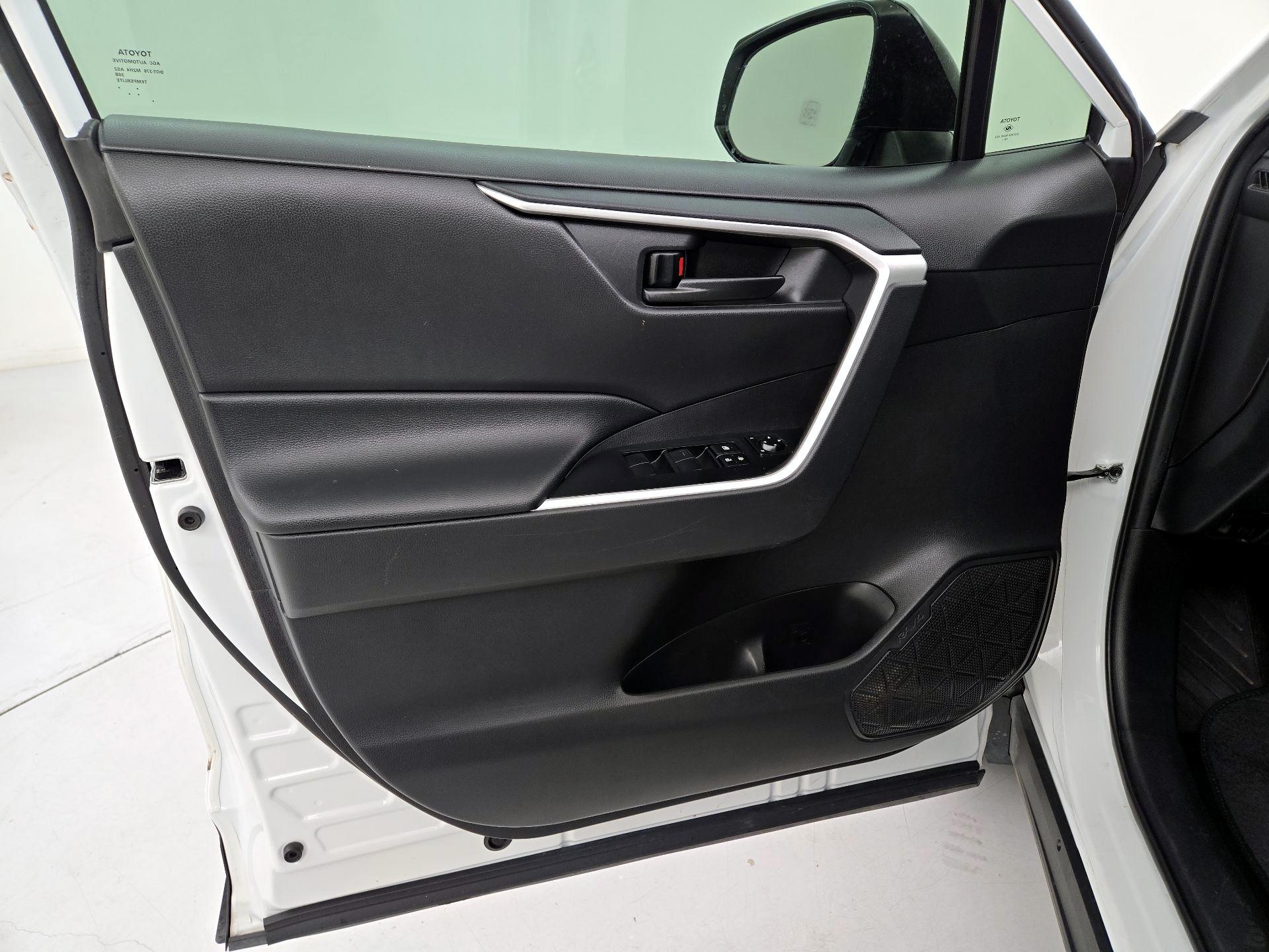 Thumbnail: 2020 Toyota RAV4 - 12