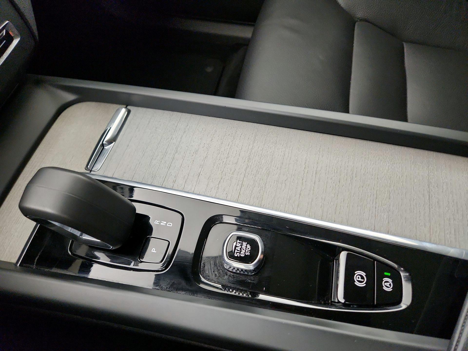 Thumbnail: 2025 Volvo XC60 - 16