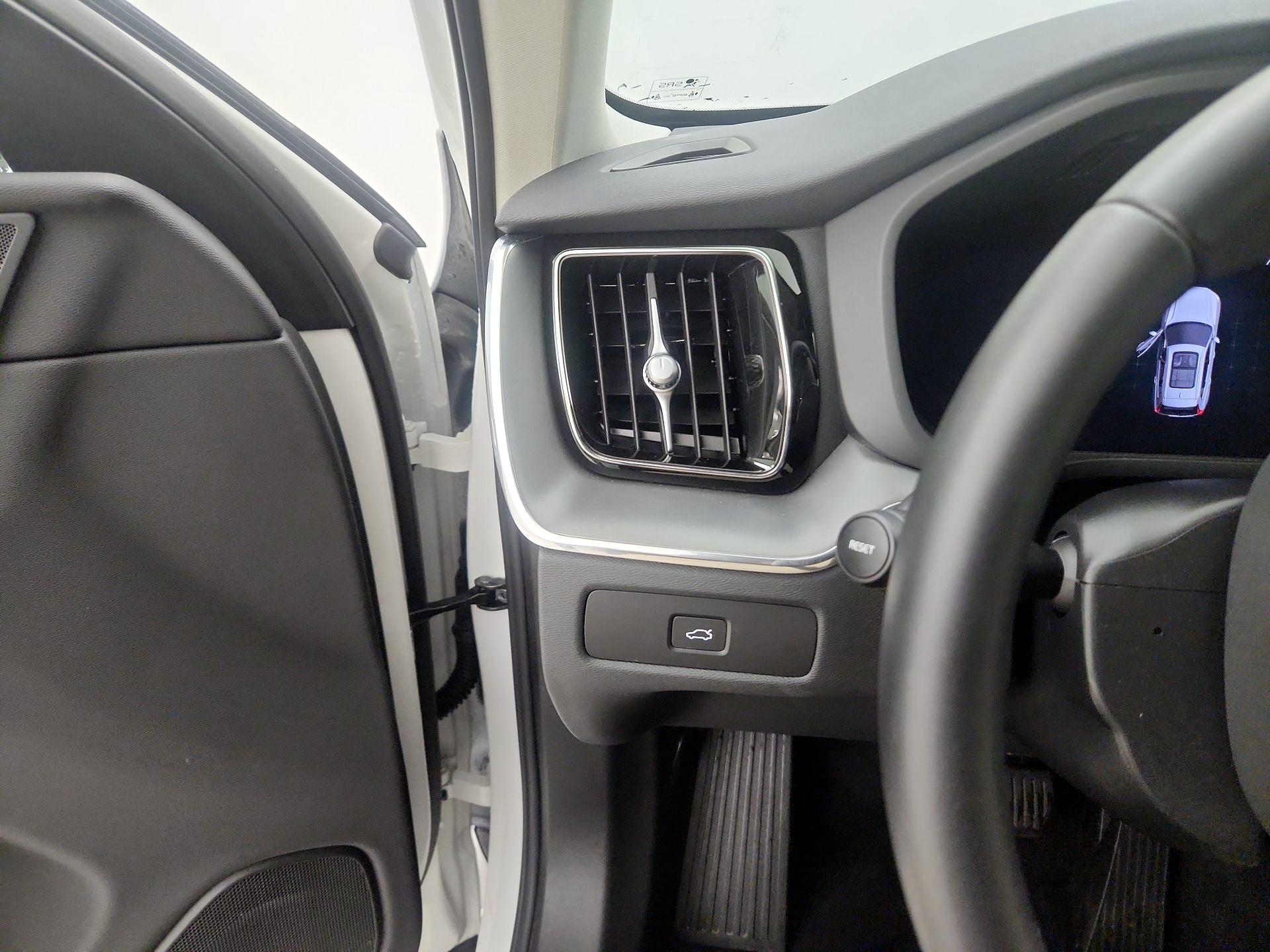 Thumbnail: 2025 Volvo XC60 - 13