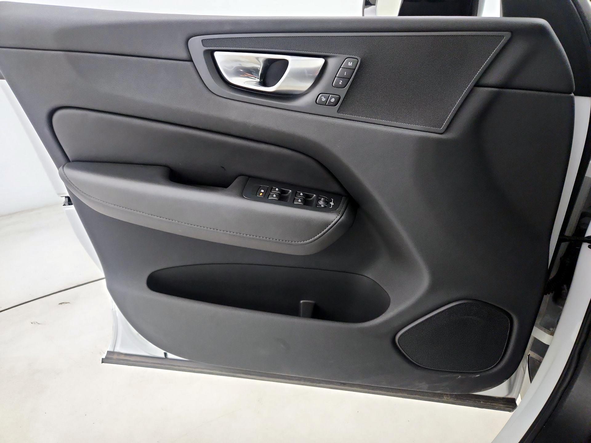 Thumbnail: 2025 Volvo XC60 - 12