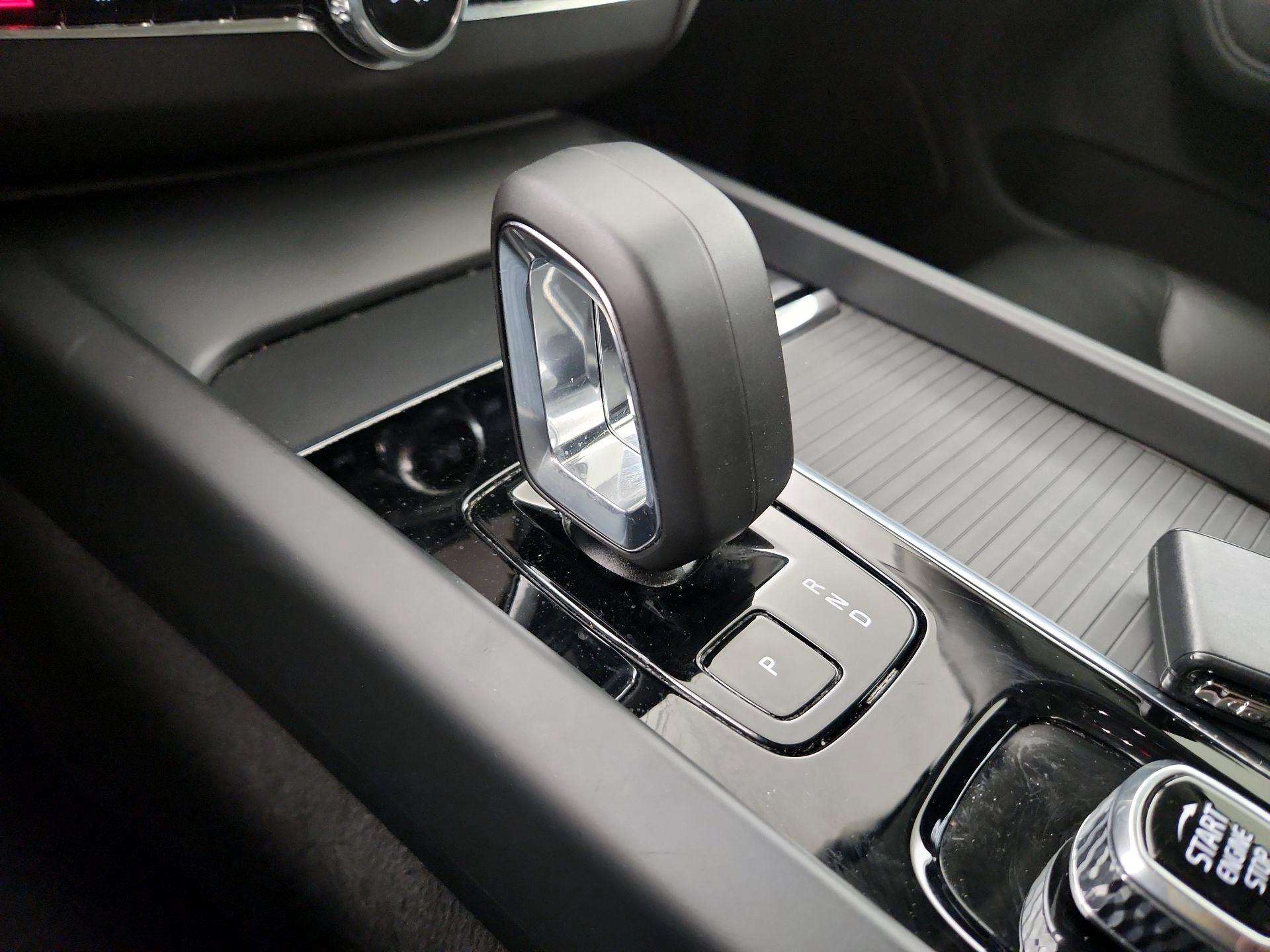 Thumbnail: 2025 Volvo XC60 - 15