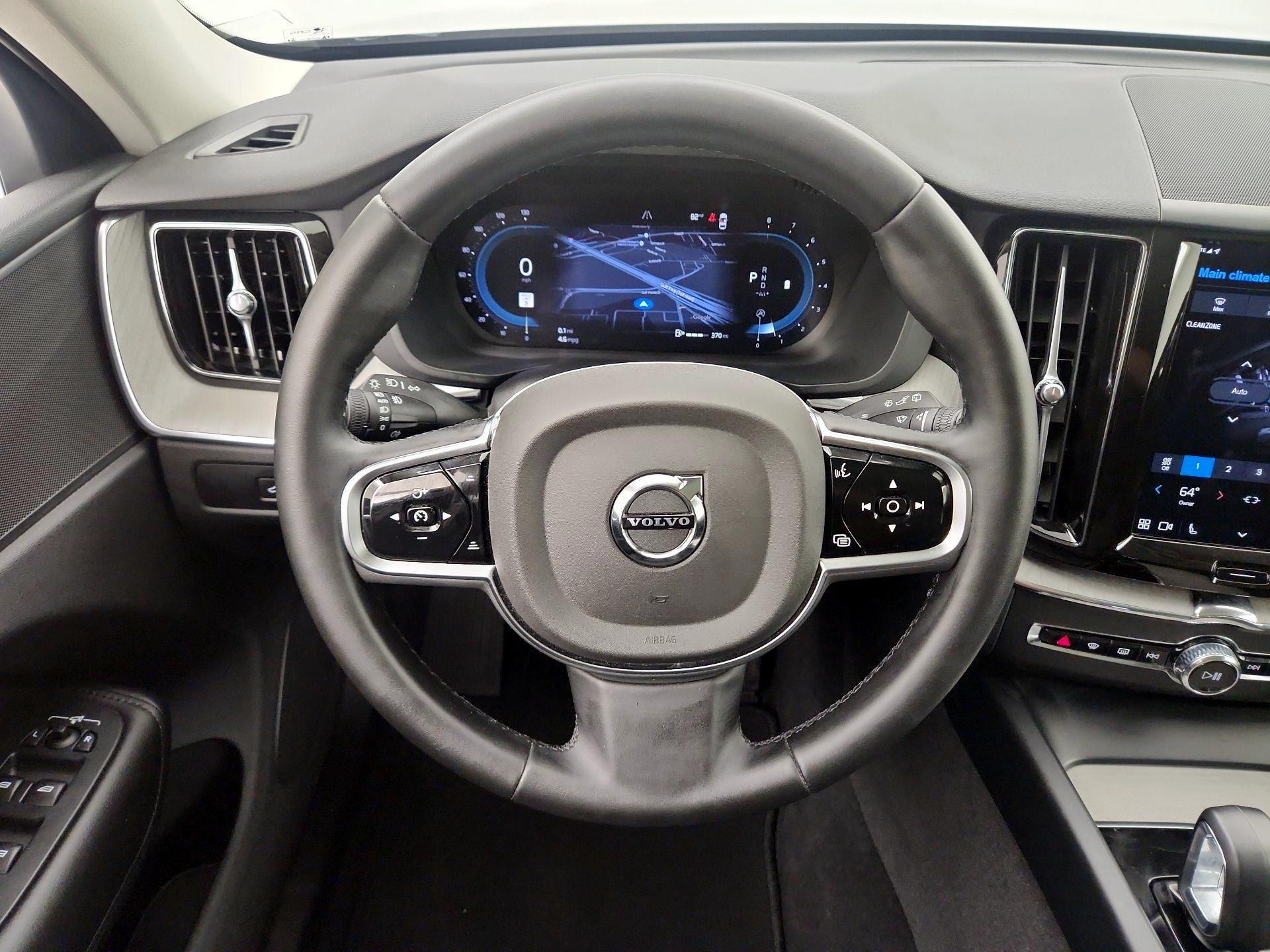 Thumbnail: 2025 Volvo XC60 - 10
