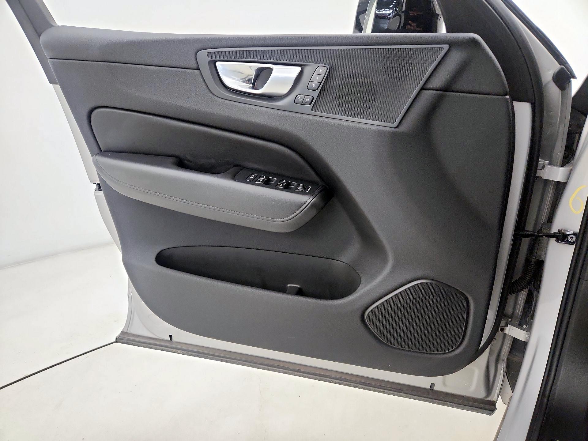 Thumbnail: 2025 Volvo XC60 - 12