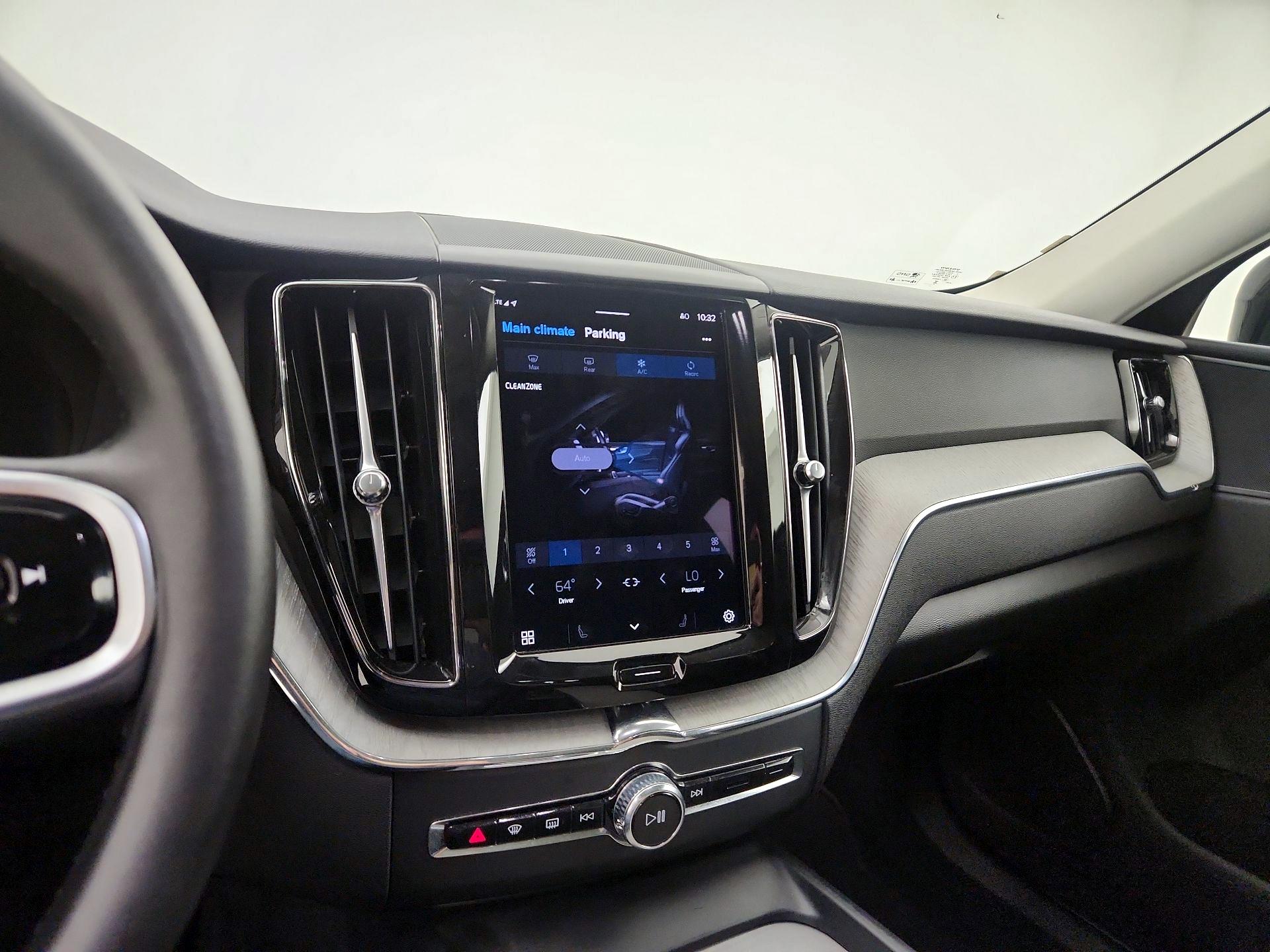 Thumbnail: 2025 Volvo XC60 - 13