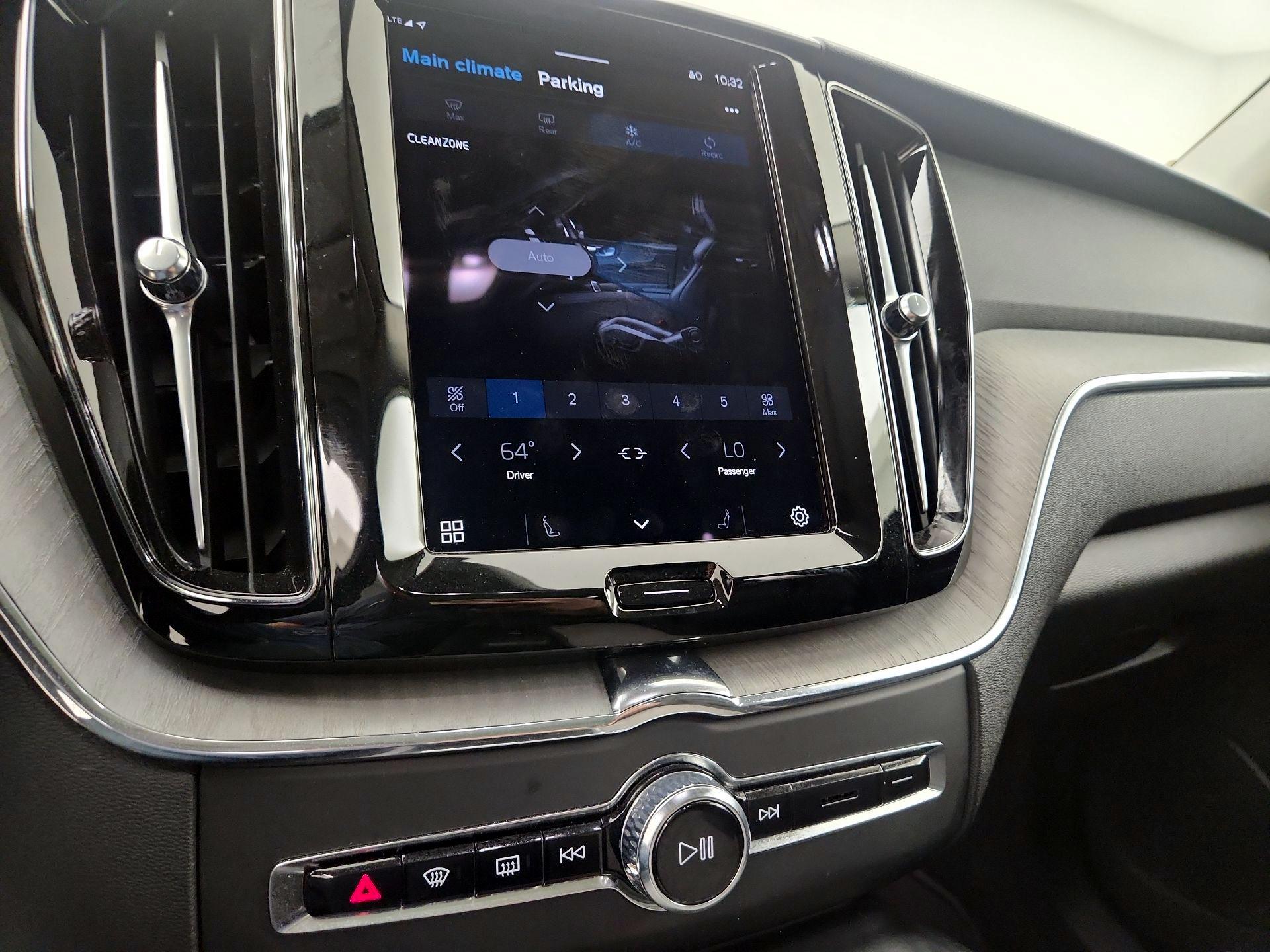 Thumbnail: 2025 Volvo XC60 - 14