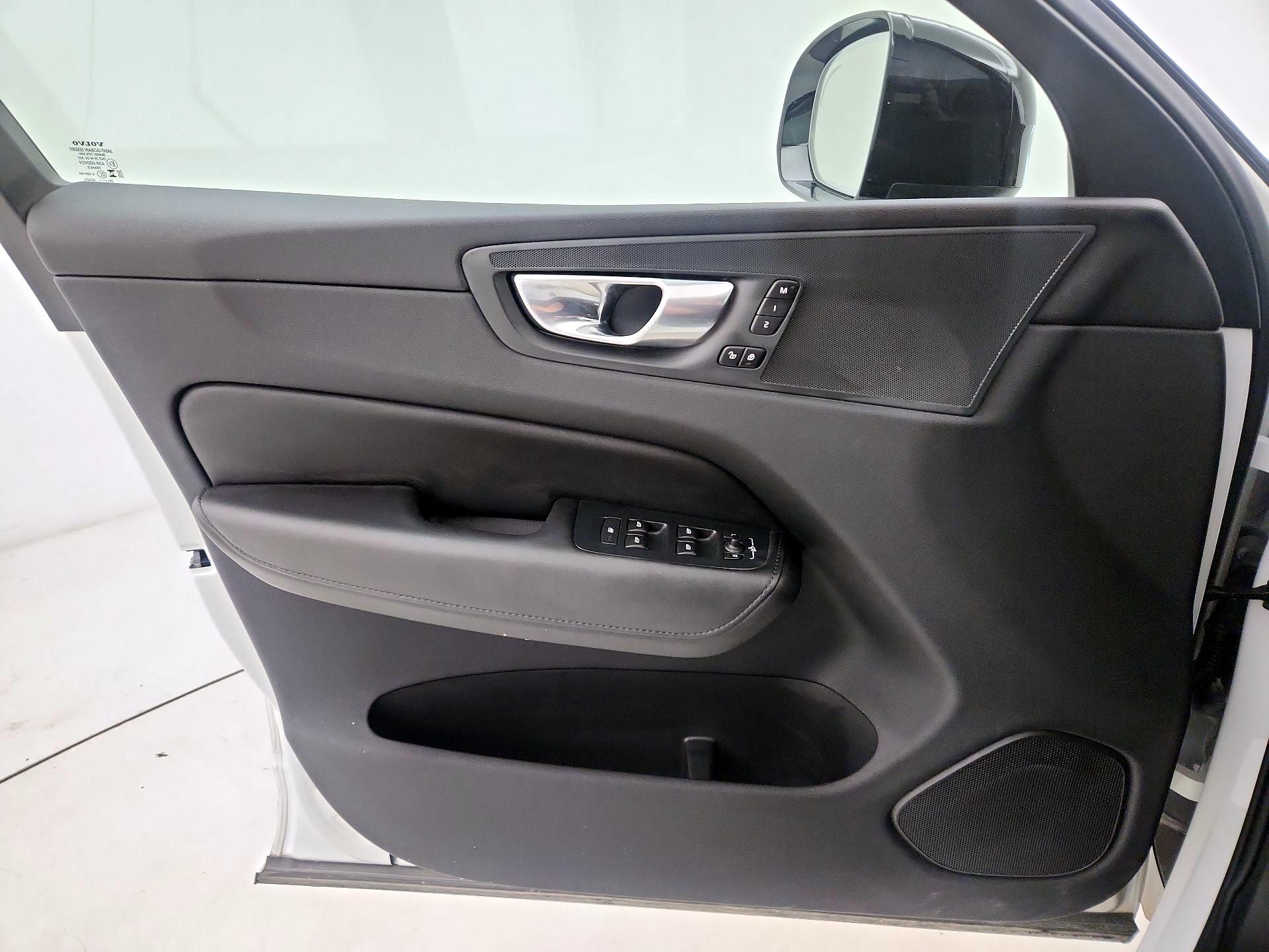 Thumbnail: 2025 Volvo XC60 - 12