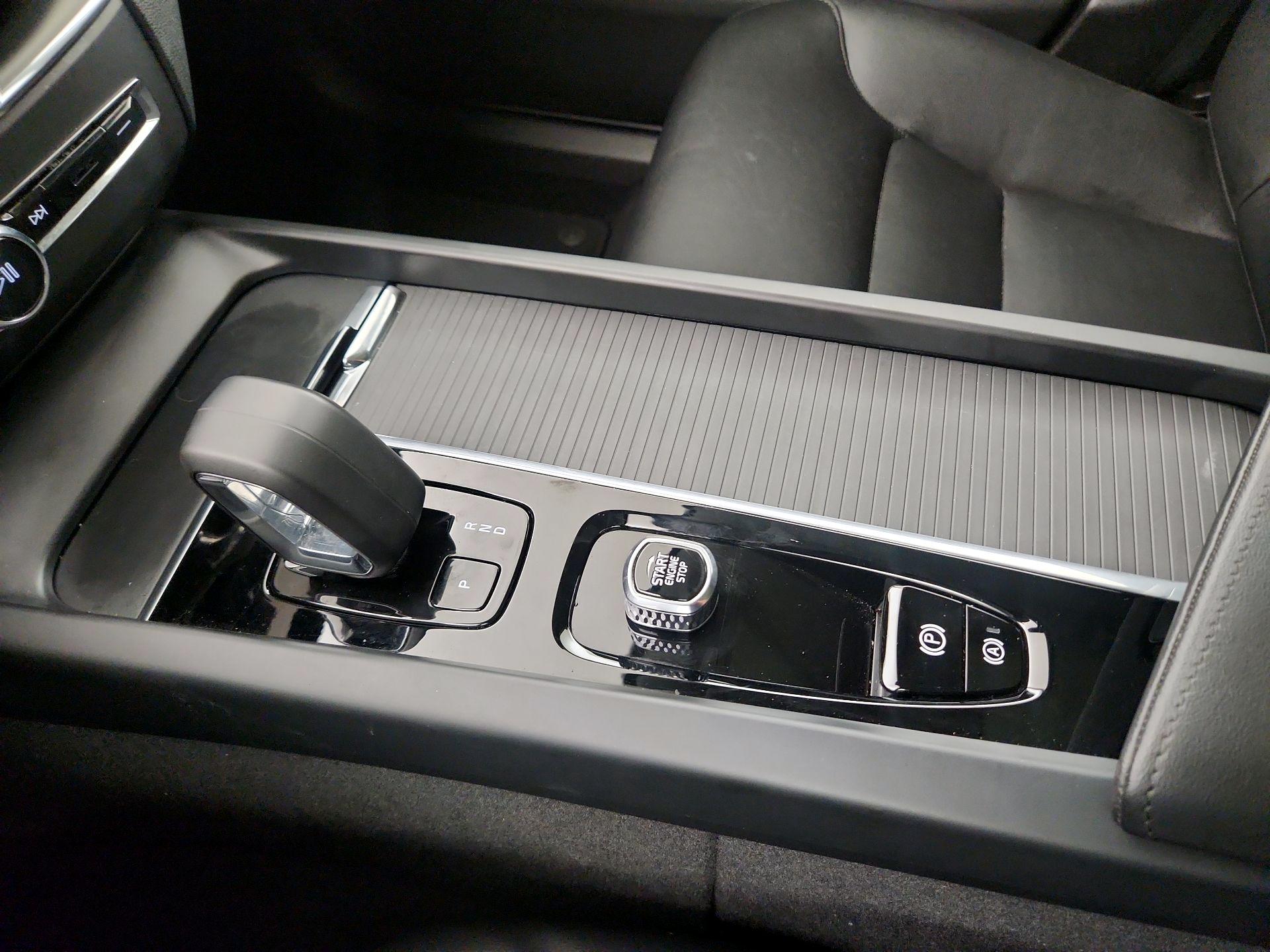 Thumbnail: 2025 Volvo XC60 - 16