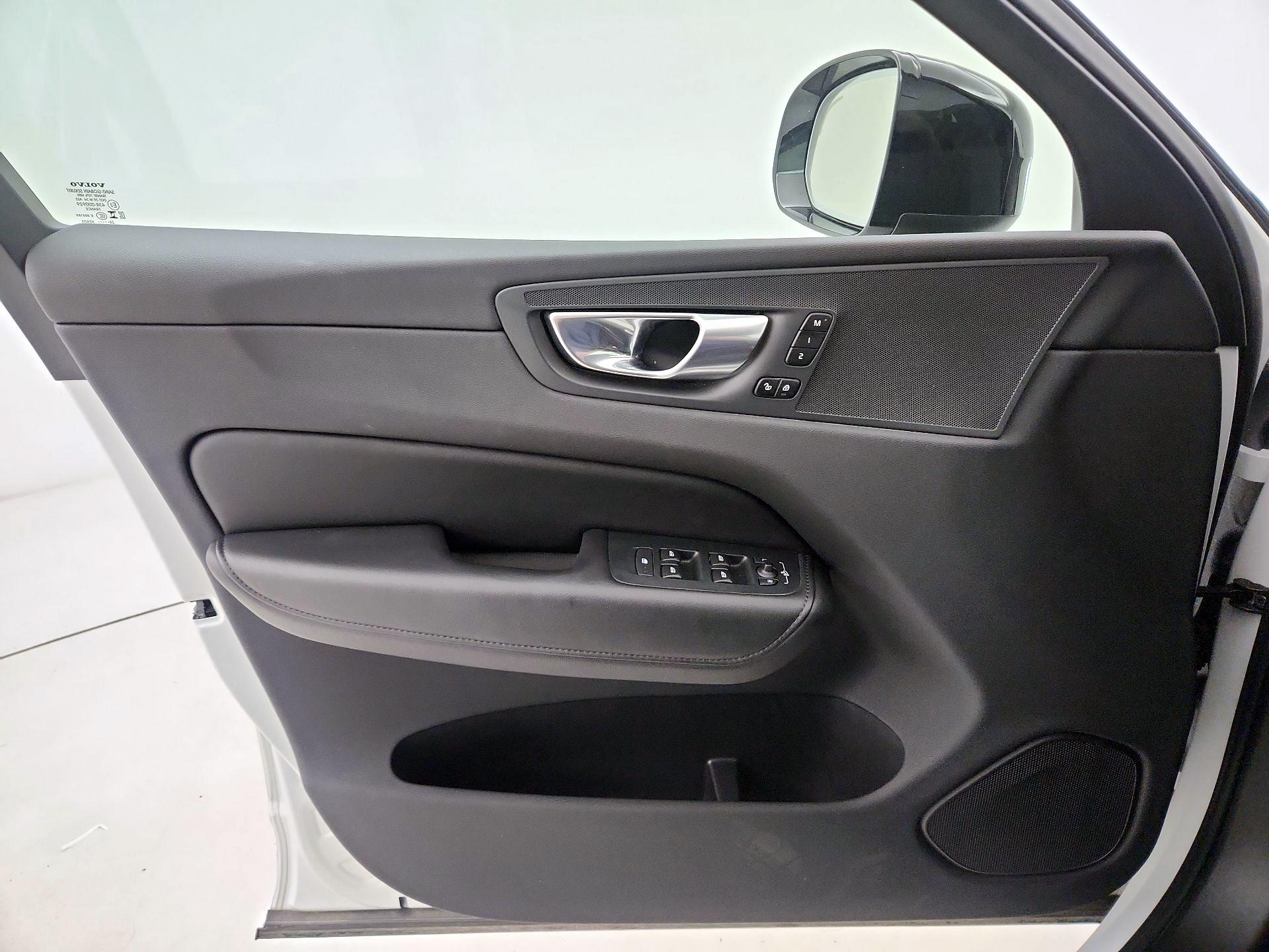 Thumbnail: 2025 Volvo XC60 - 12