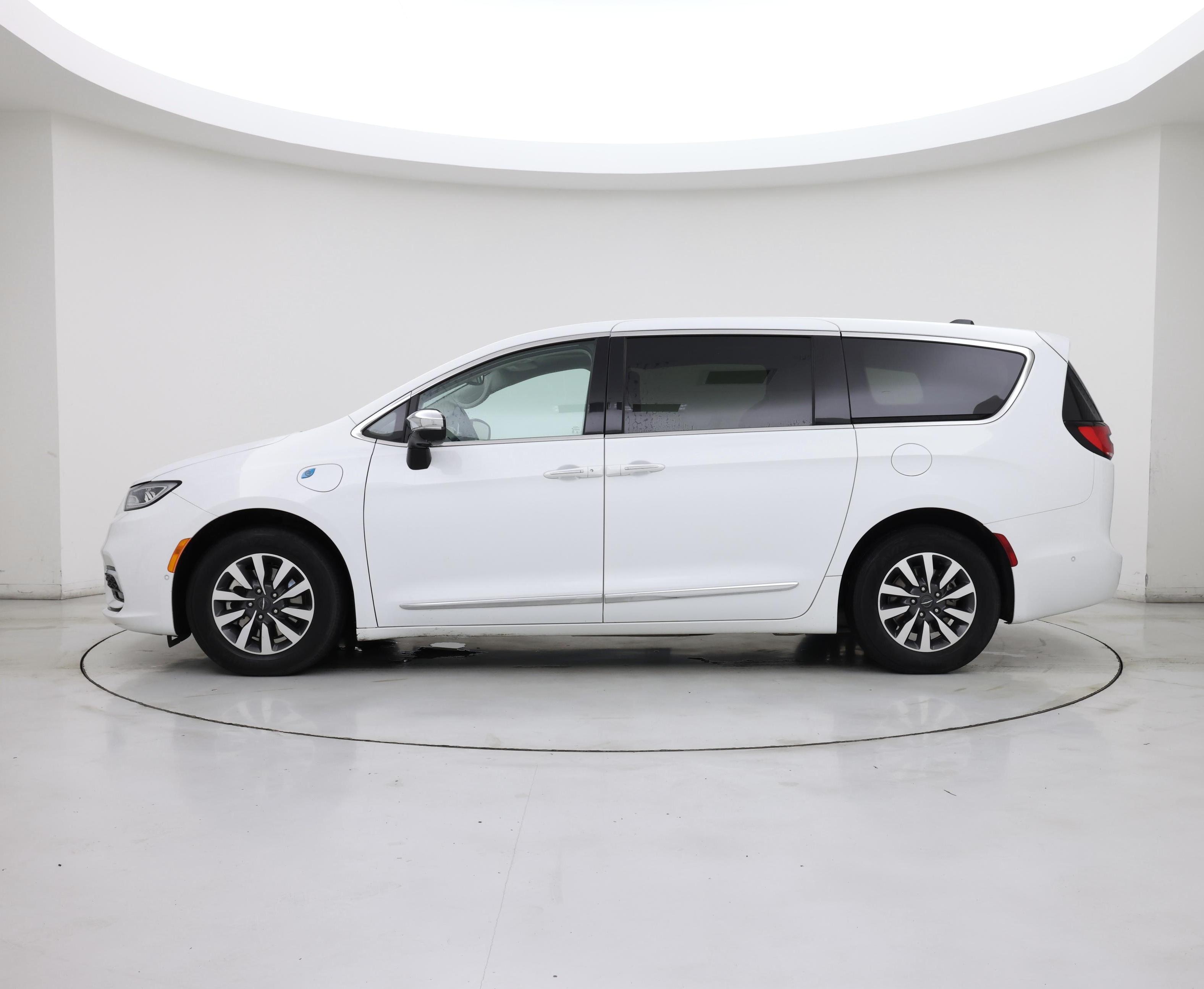 Thumbnail: 2023 Chrysler Pacifica - 3