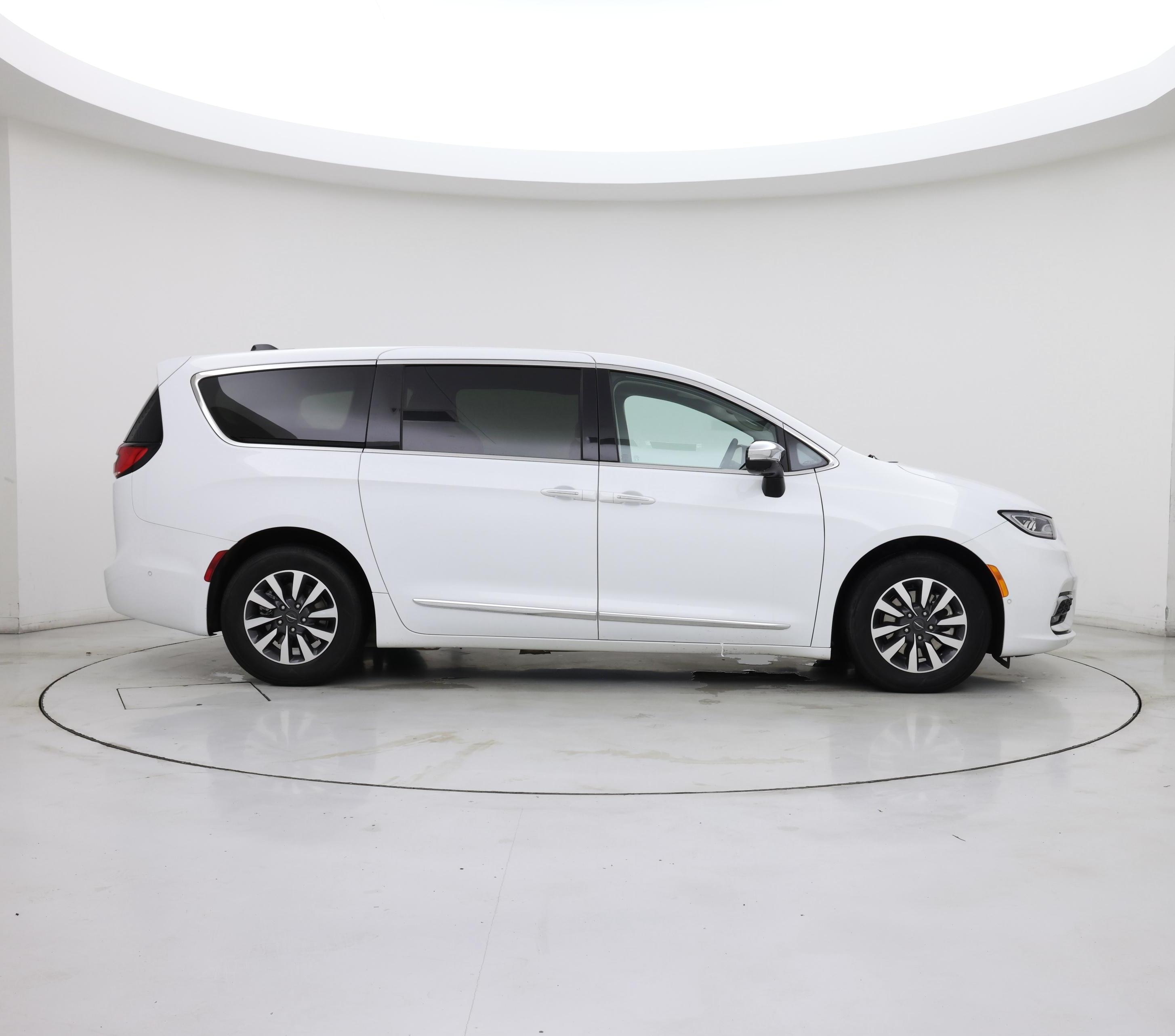 Thumbnail: 2023 Chrysler Pacifica - 7