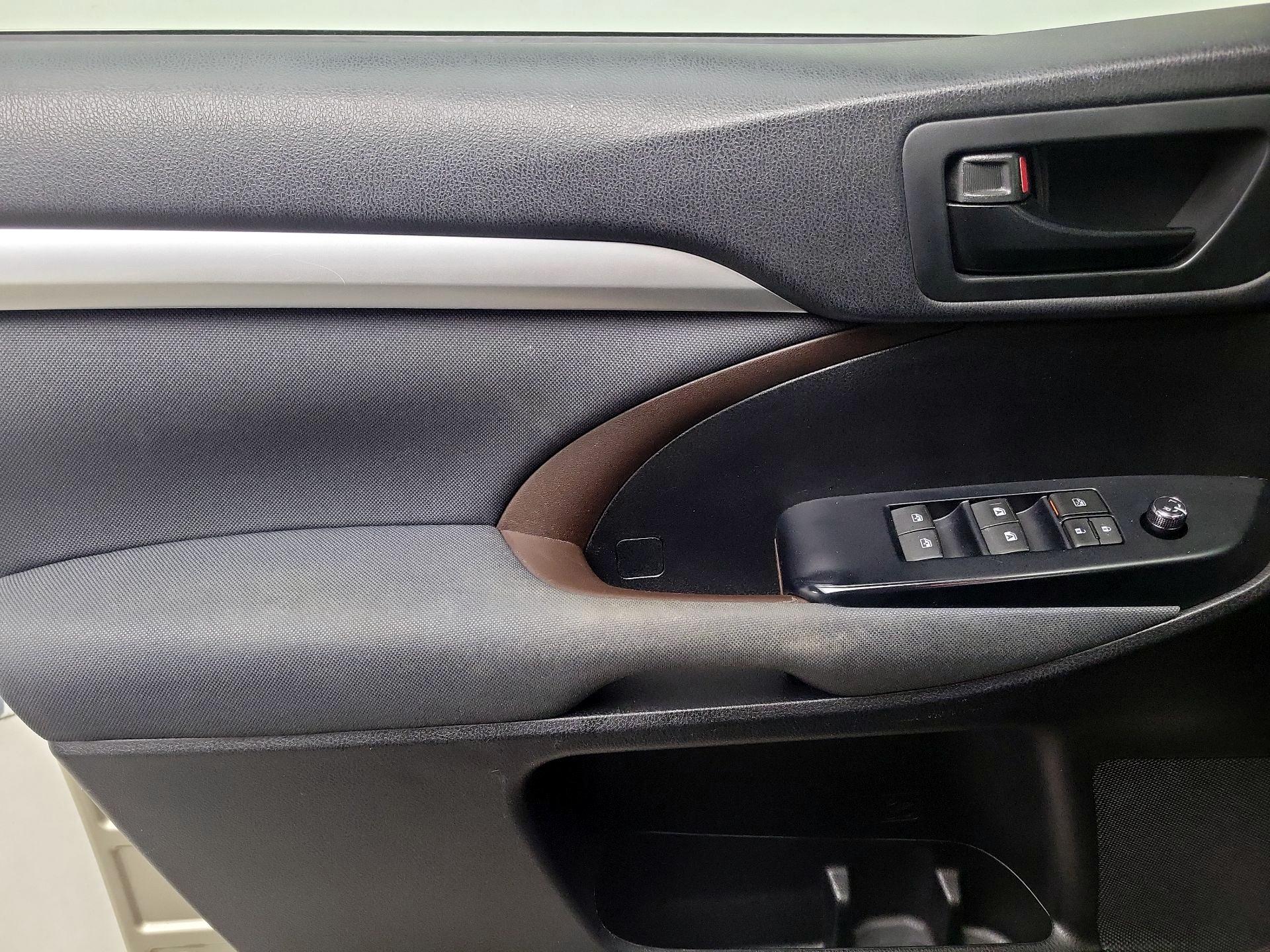 Thumbnail: 2015 Toyota Highlander - 12