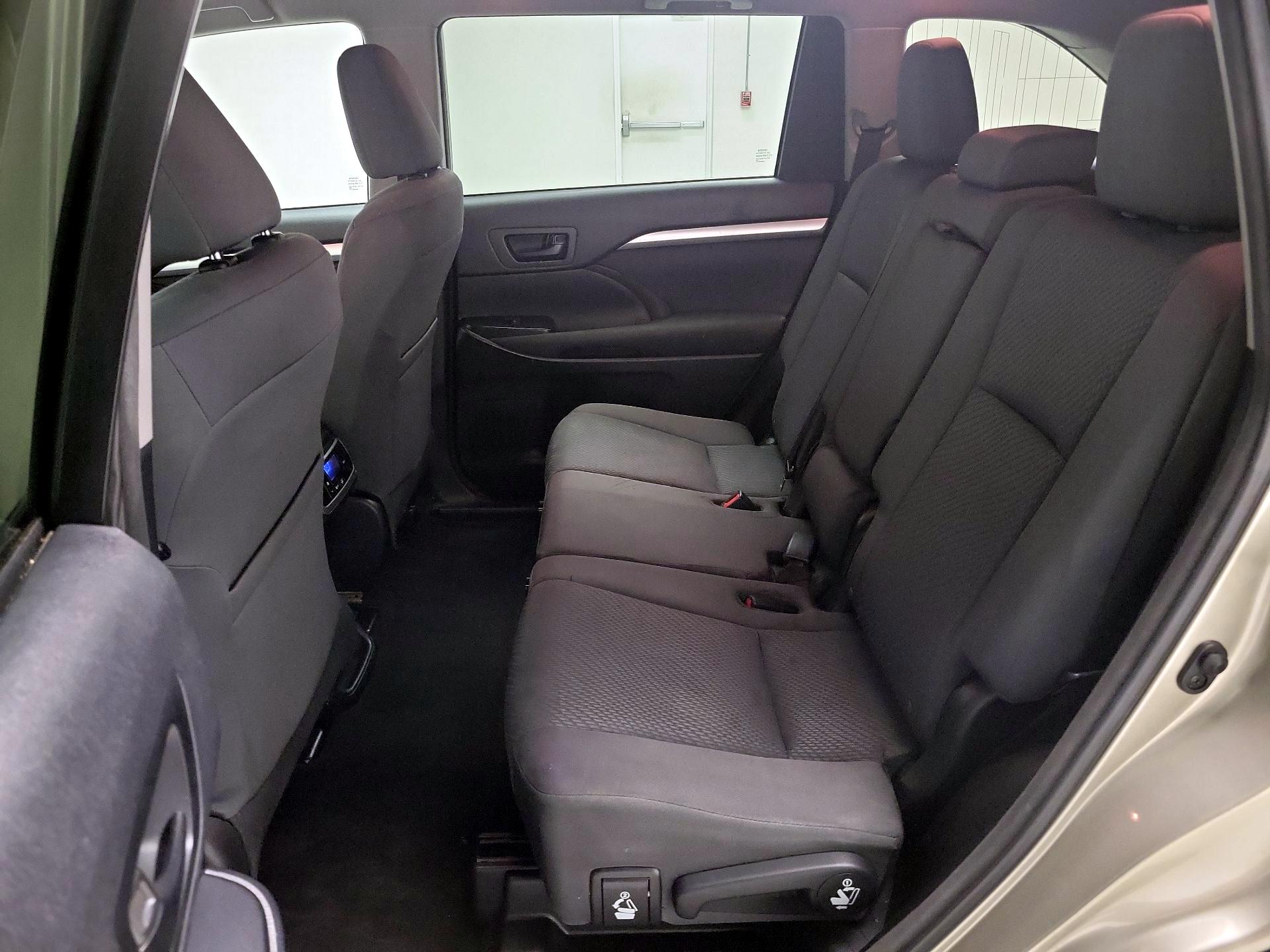 Thumbnail: 2015 Toyota Highlander - 19
