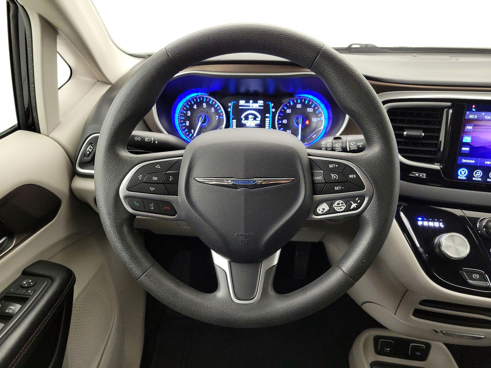 Thumbnail: 2017 Chrysler Pacifica - 10
