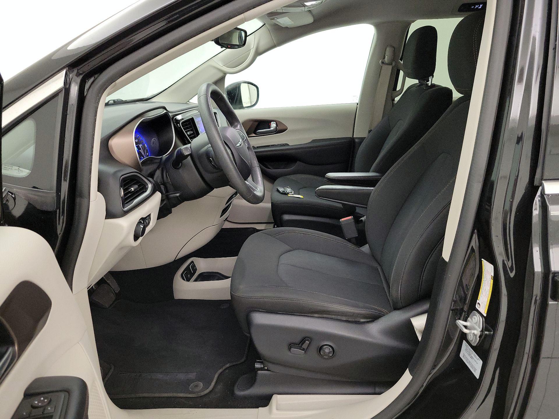 Thumbnail: 2017 Chrysler Pacifica - 11