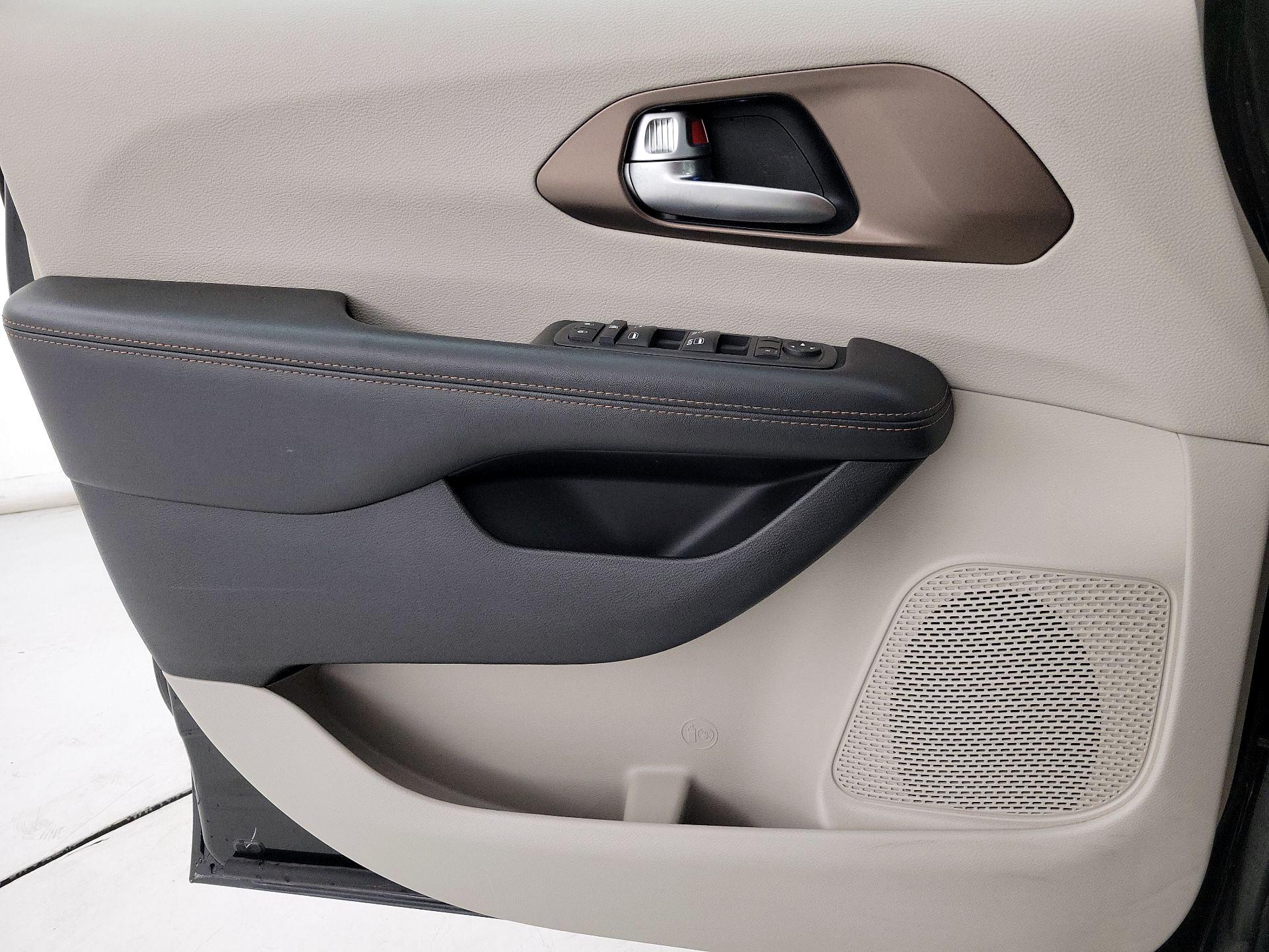 Thumbnail: 2017 Chrysler Pacifica - 12