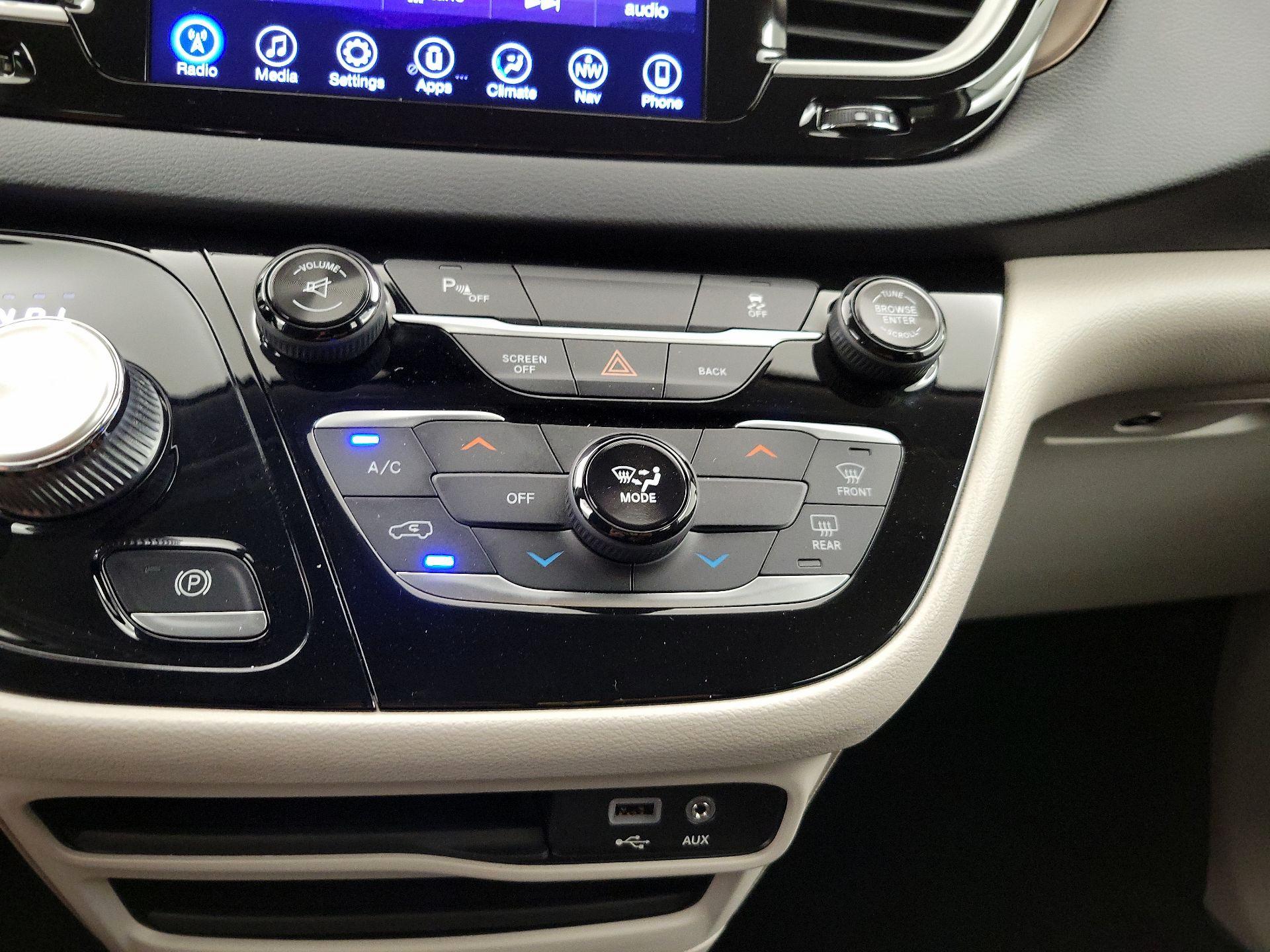 Thumbnail: 2017 Chrysler Pacifica - 16