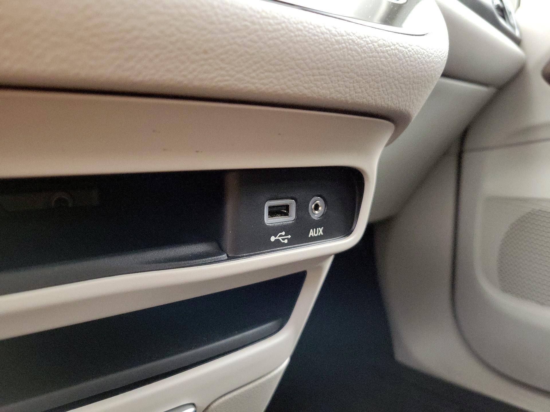 Thumbnail: 2017 Chrysler Pacifica - 18