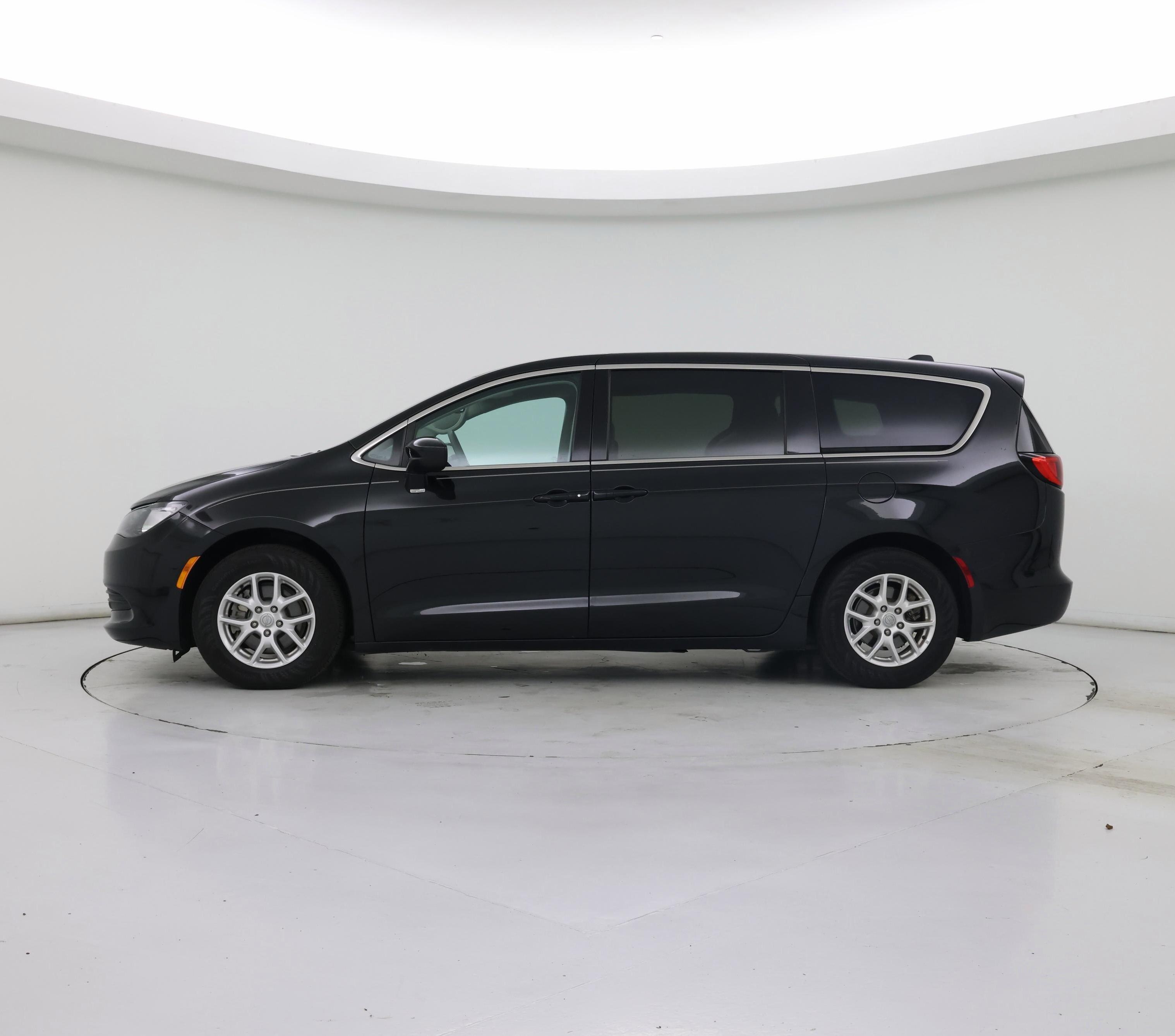 Thumbnail: 2017 Chrysler Pacifica - 3