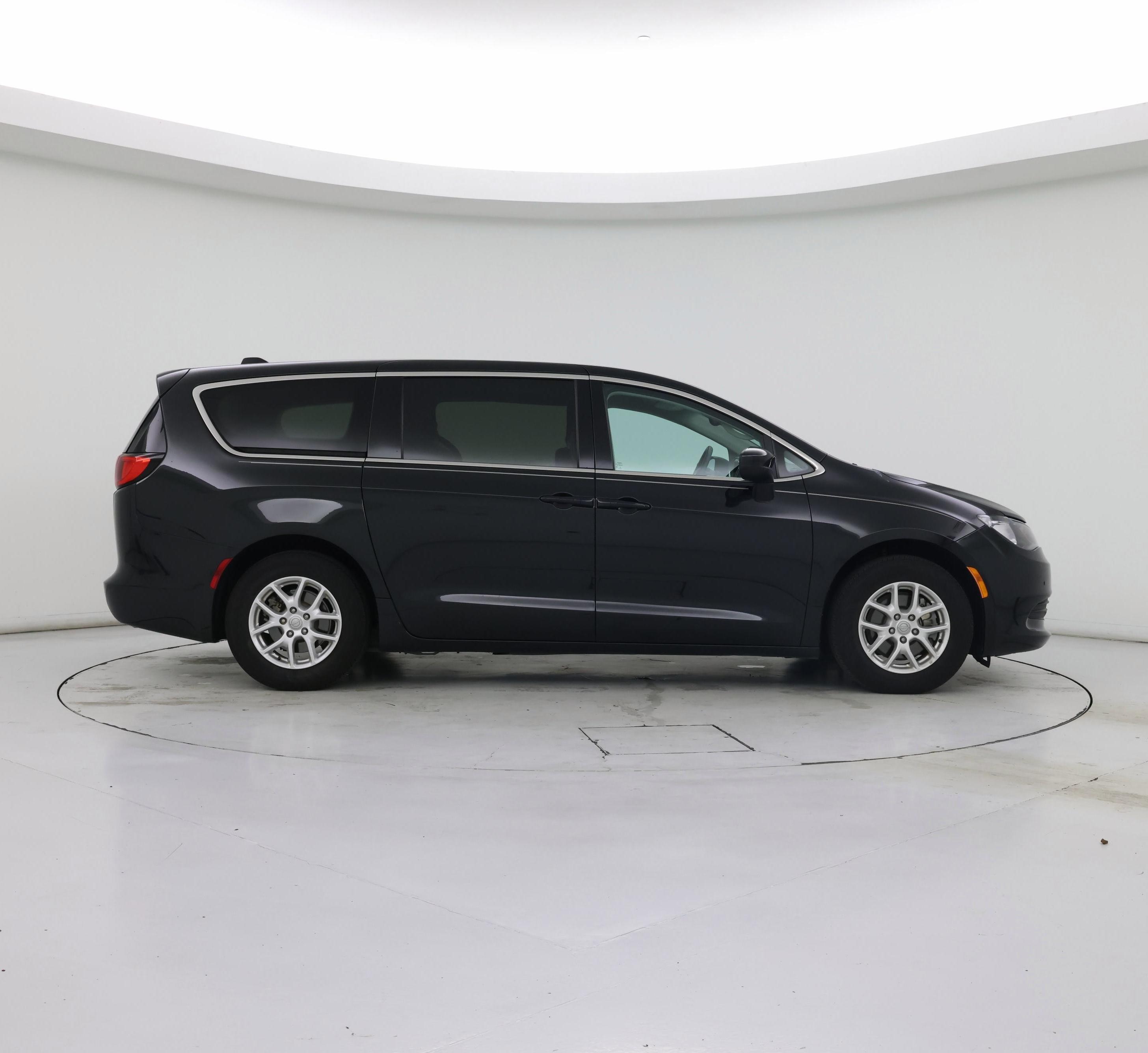Thumbnail: 2017 Chrysler Pacifica - 7