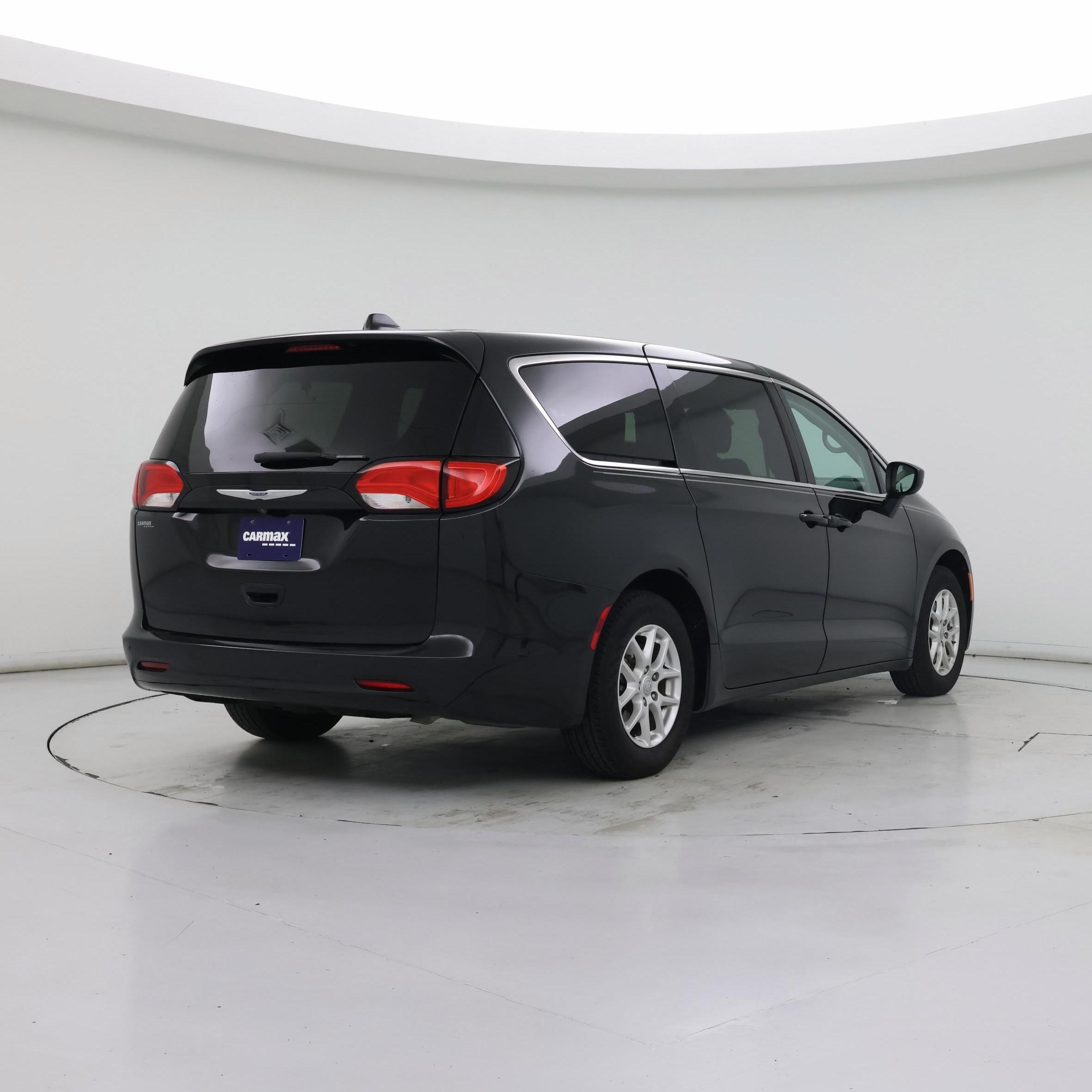 Thumbnail: 2017 Chrysler Pacifica - 8