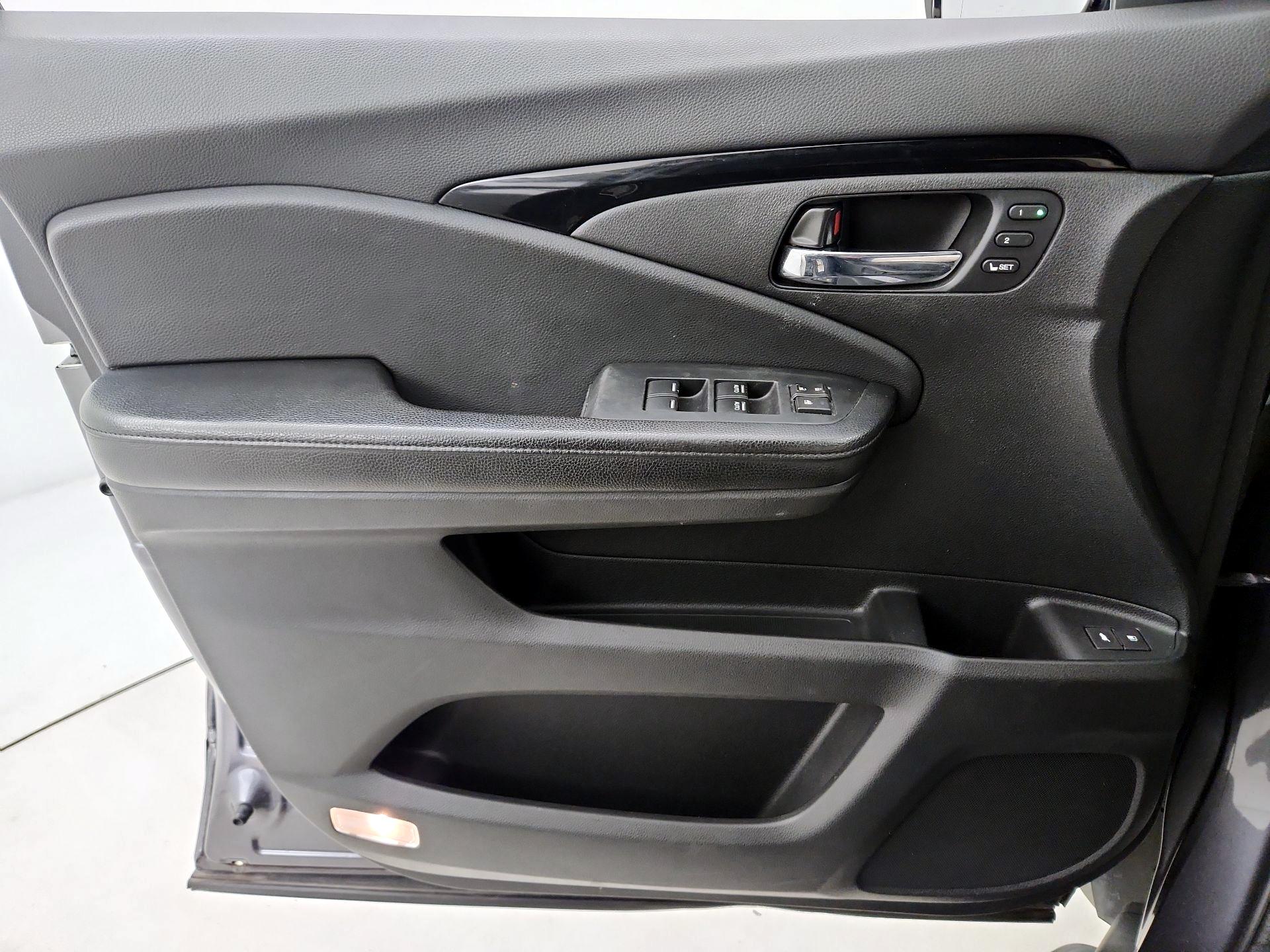 Thumbnail: 2016 Honda Pilot - 12