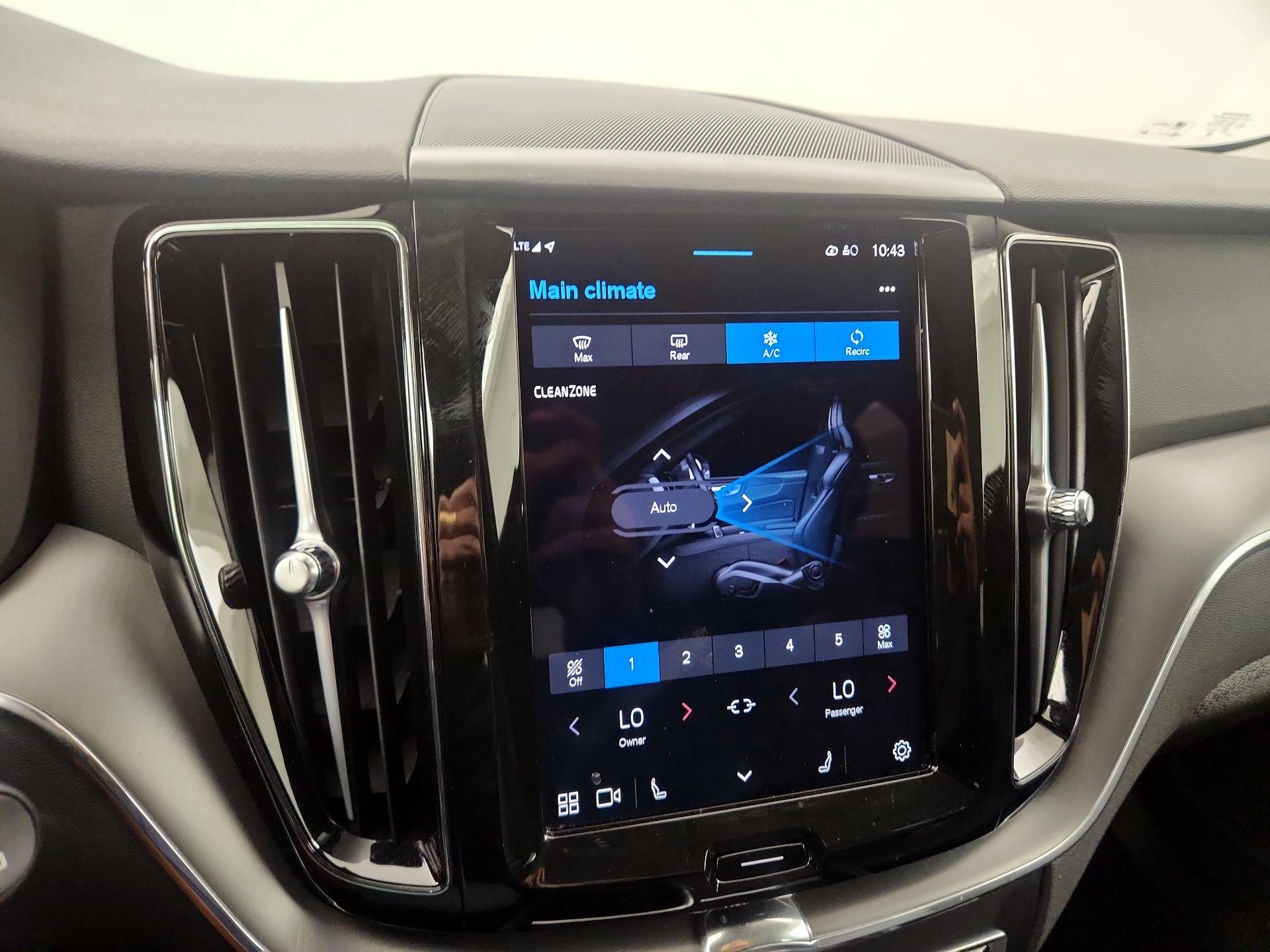 Thumbnail: 2025 Volvo XC60 - 17
