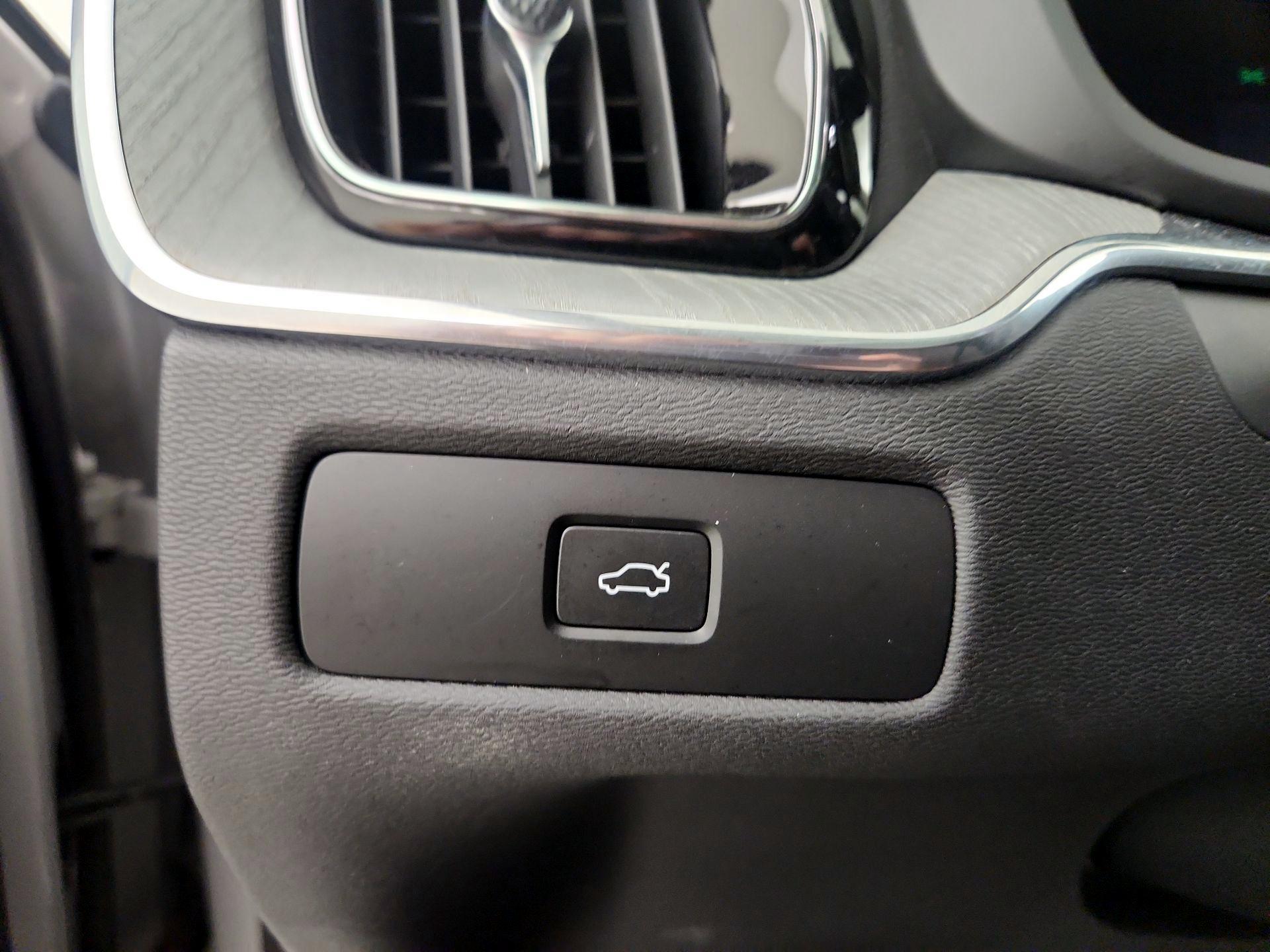 Thumbnail: 2025 Volvo XC60 - 13