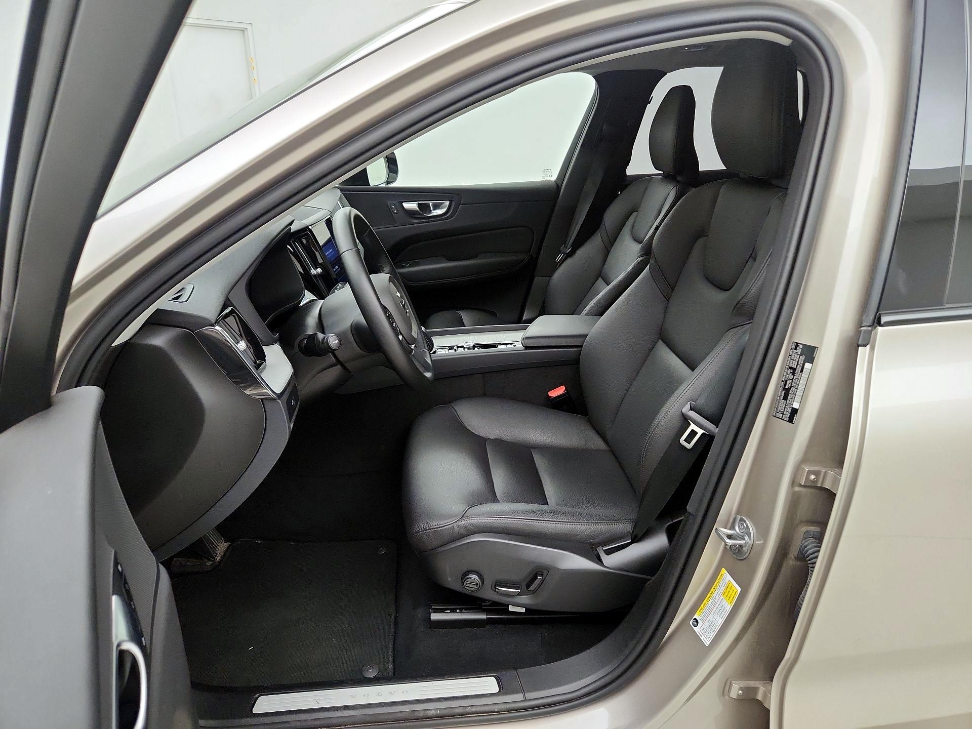 Thumbnail: 2025 Volvo XC60 - 11