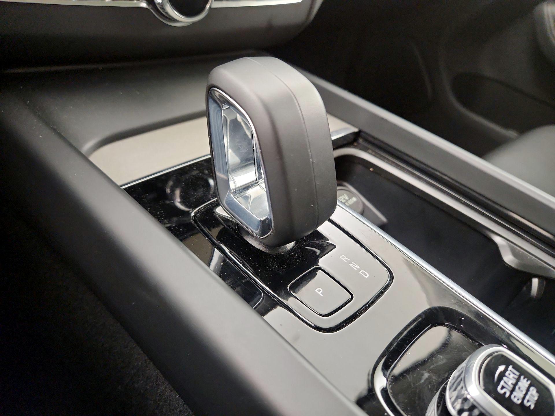 Thumbnail: 2025 Volvo XC60 - 15