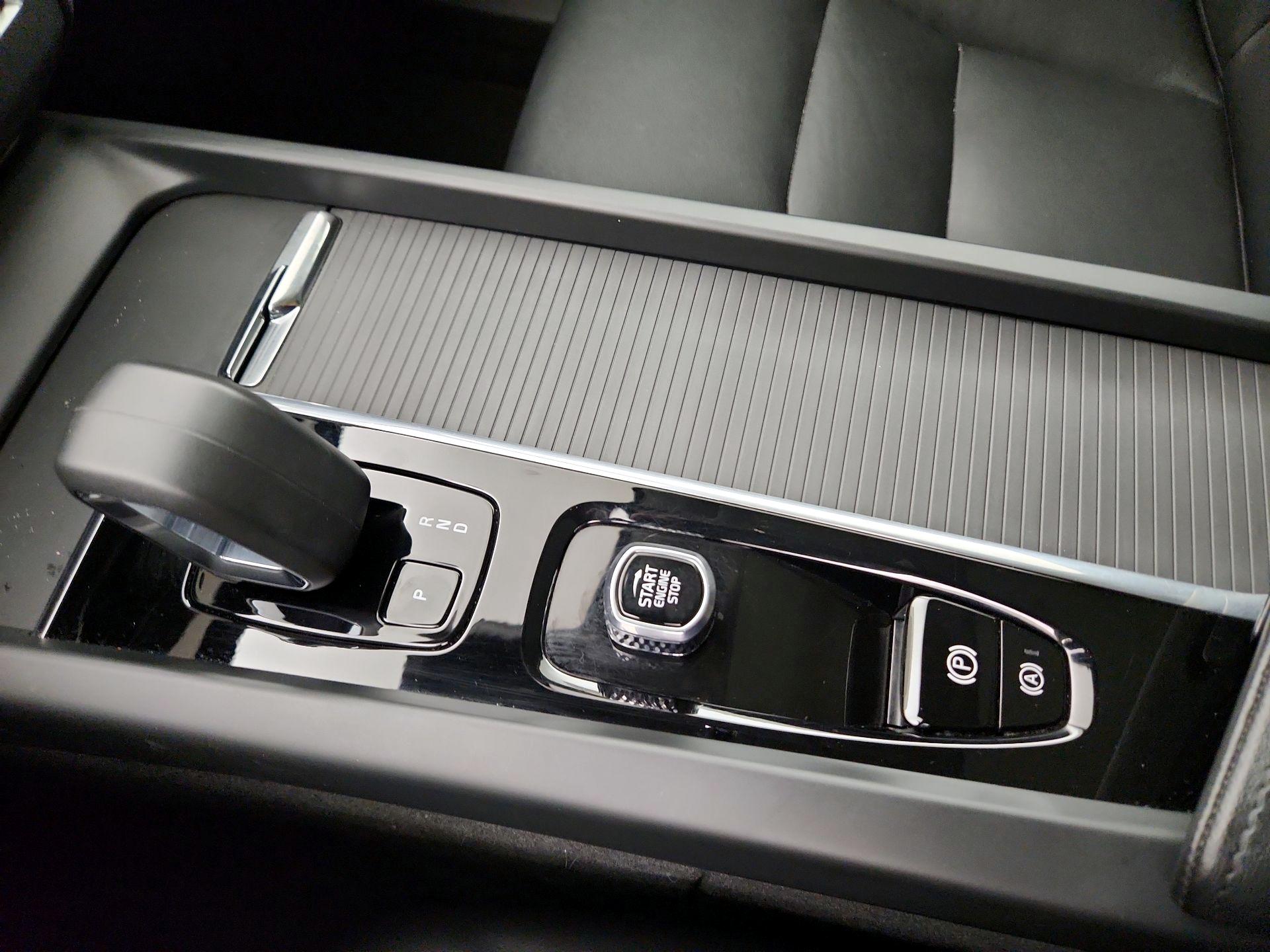 Thumbnail: 2025 Volvo XC60 - 16