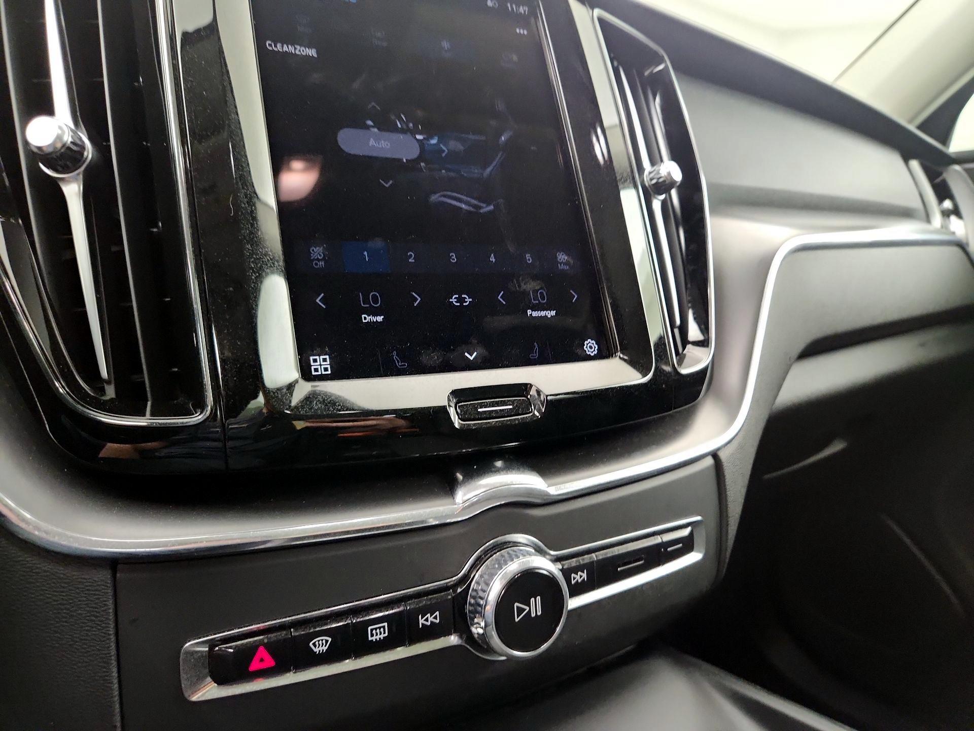 Thumbnail: 2025 Volvo XC60 - 14