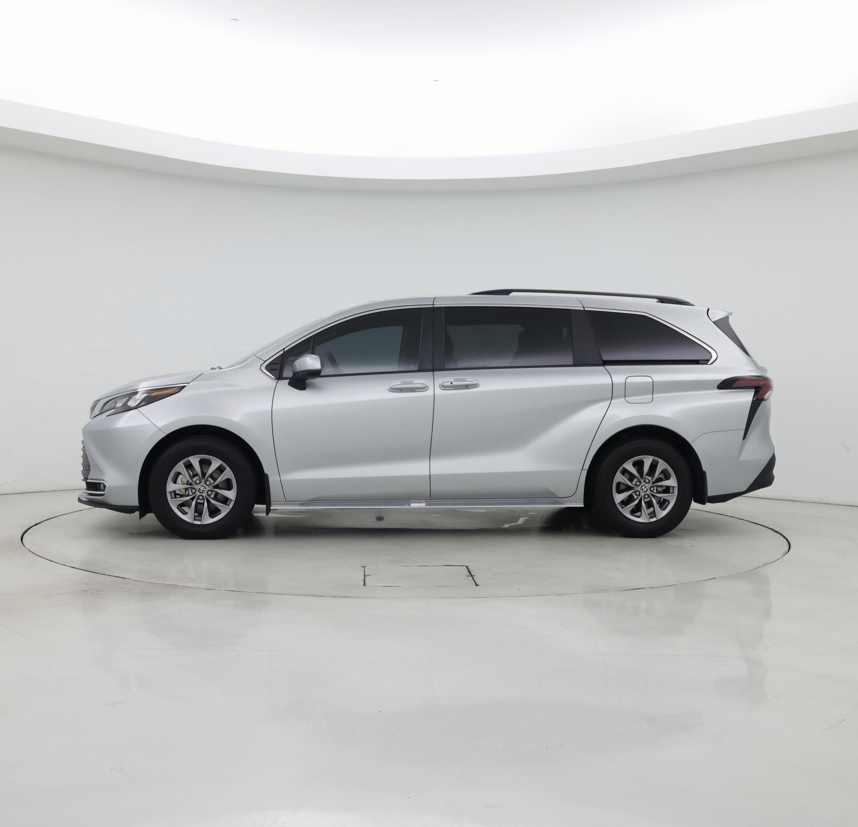 Thumbnail: 2024 Toyota Sienna - 3
