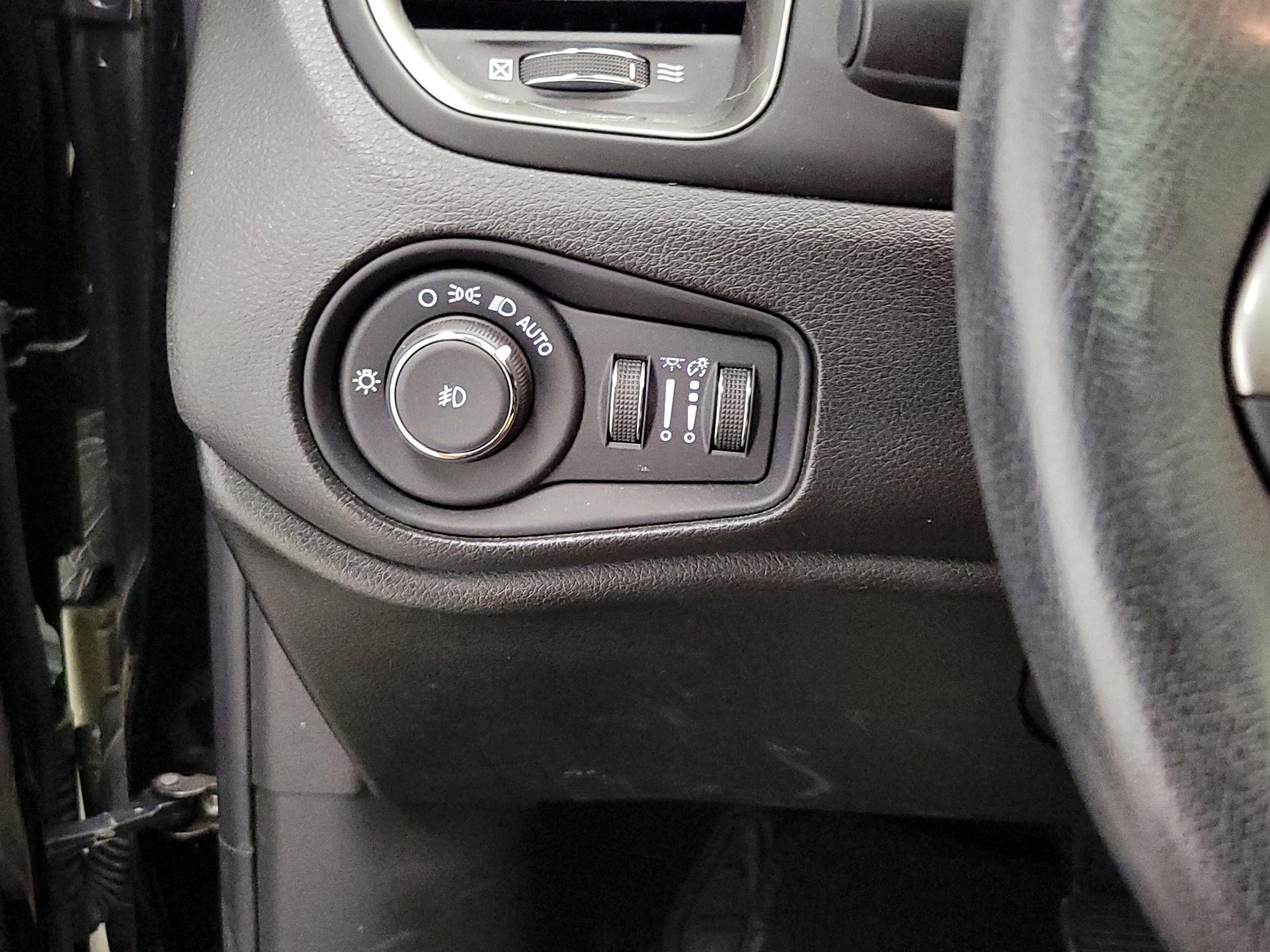 Thumbnail: 2020 Jeep Renegade - 13