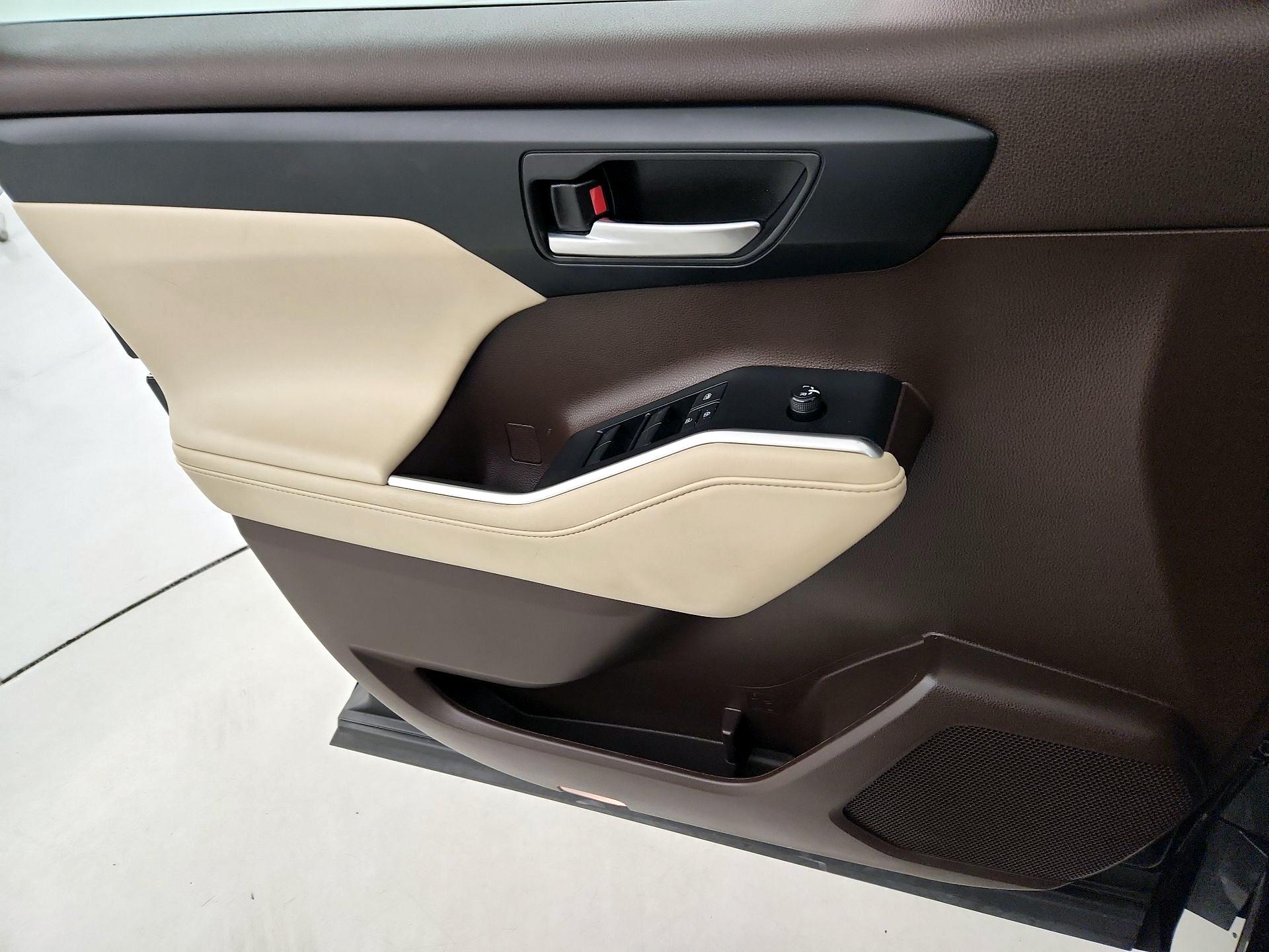 Thumbnail: 2021 Toyota Highlander - 12