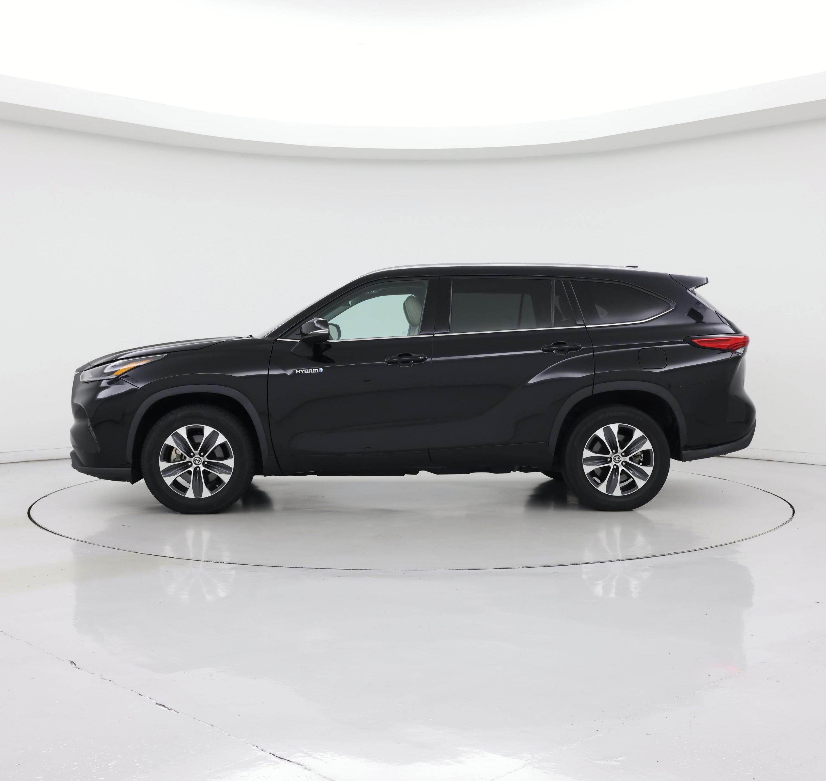Thumbnail: 2021 Toyota Highlander - 3