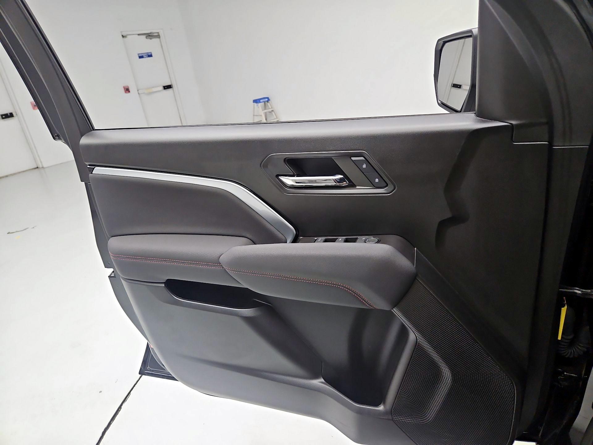 Thumbnail: 2024 Chevrolet Colorado - 10