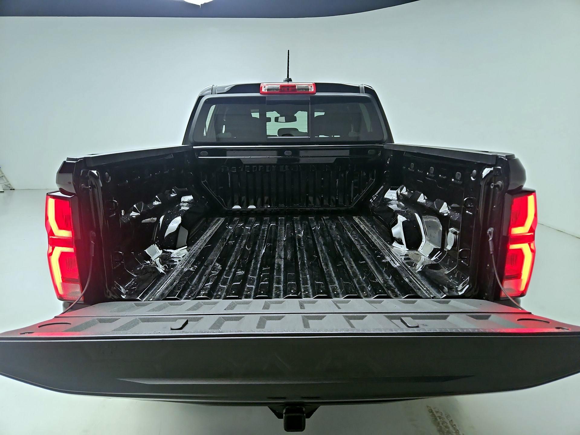 Thumbnail: 2024 Chevrolet Colorado - 18