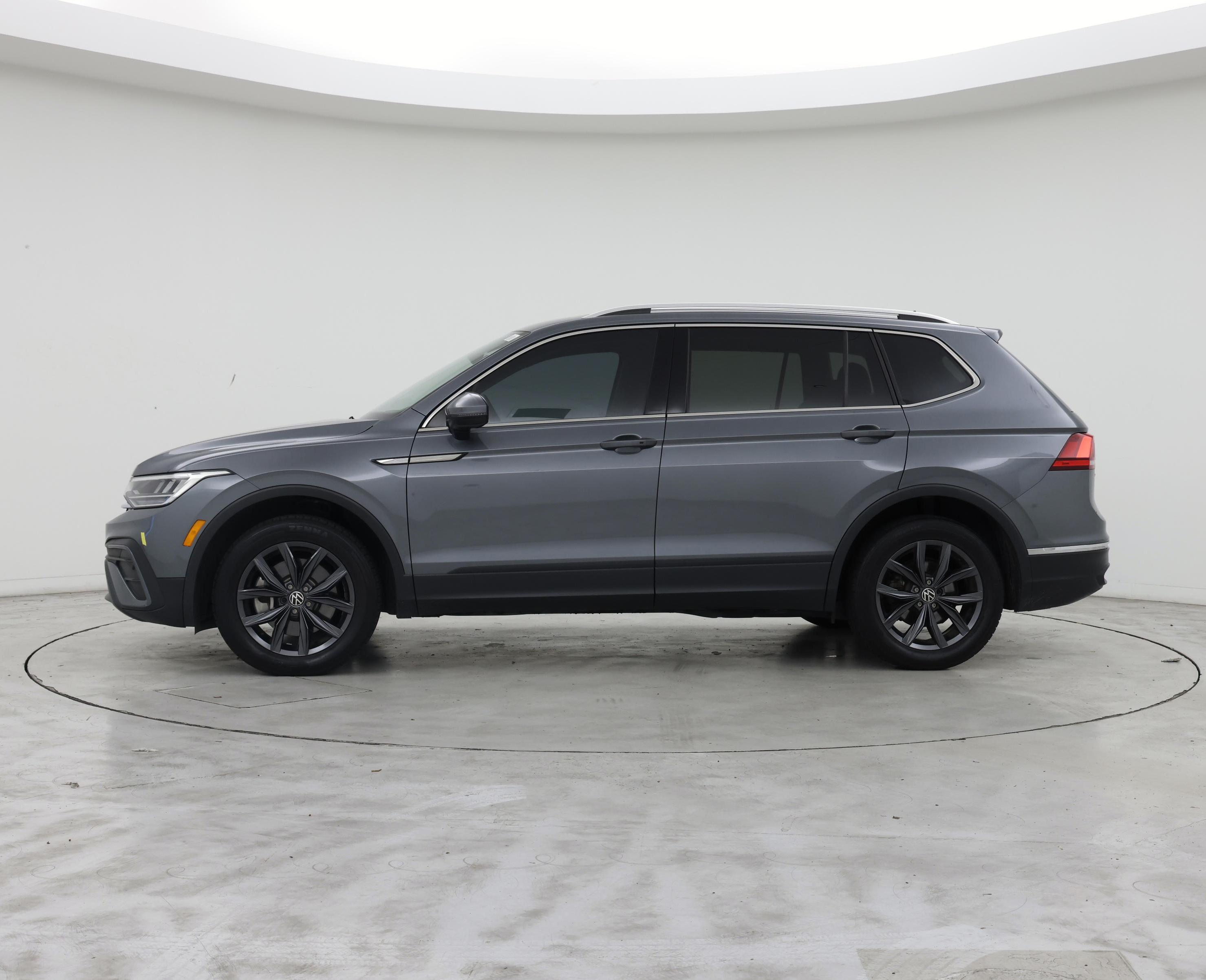 Thumbnail: 2023 Volkswagen Tiguan - 3