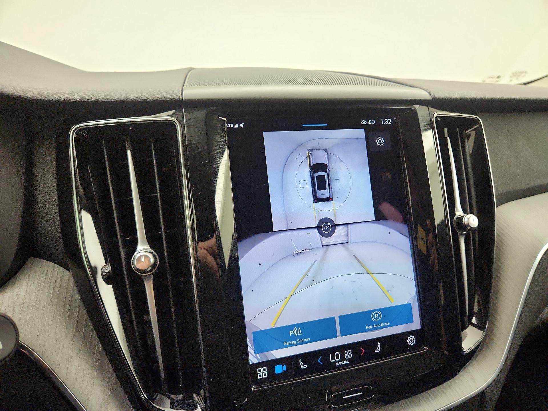 Thumbnail: 2025 Volvo XC60 - 13