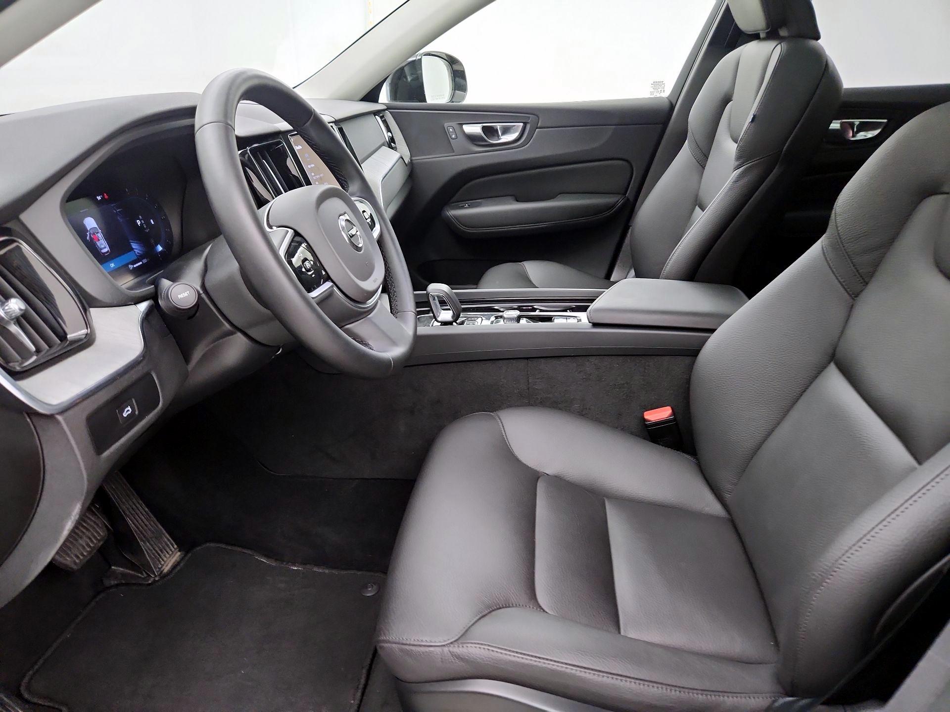 Thumbnail: 2025 Volvo XC60 - 11