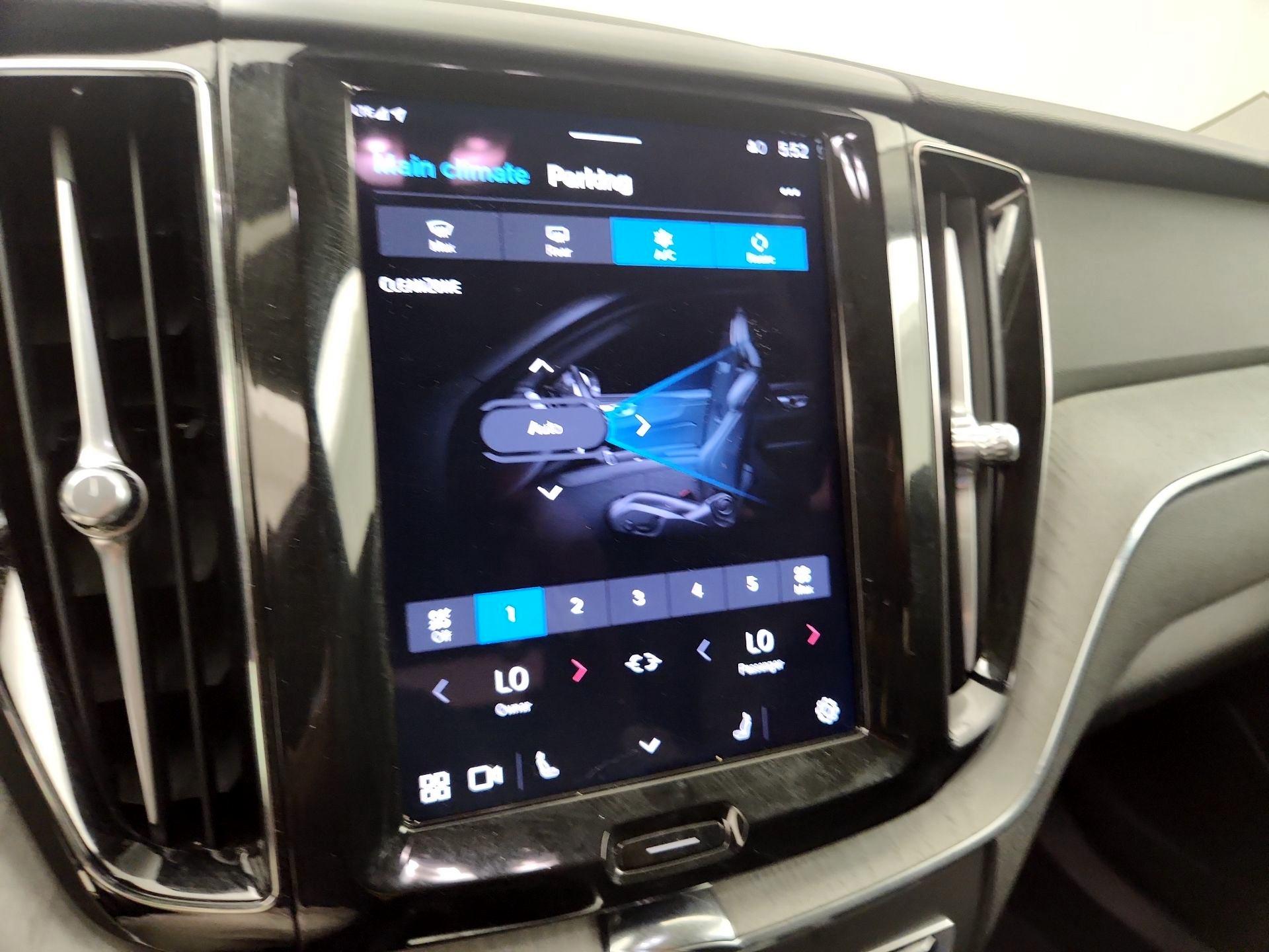 Thumbnail: 2025 Volvo XC60 - 16