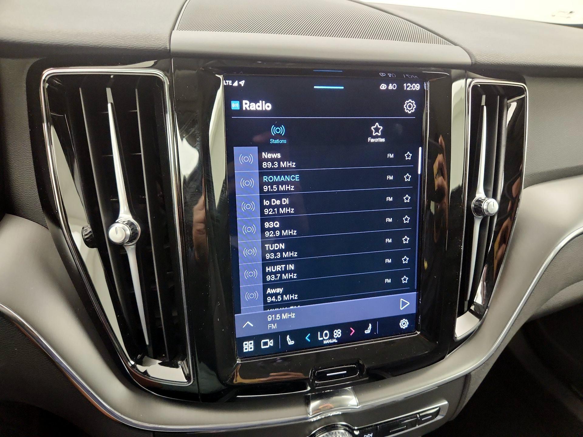 Thumbnail: 2025 Volvo XC60 - 16