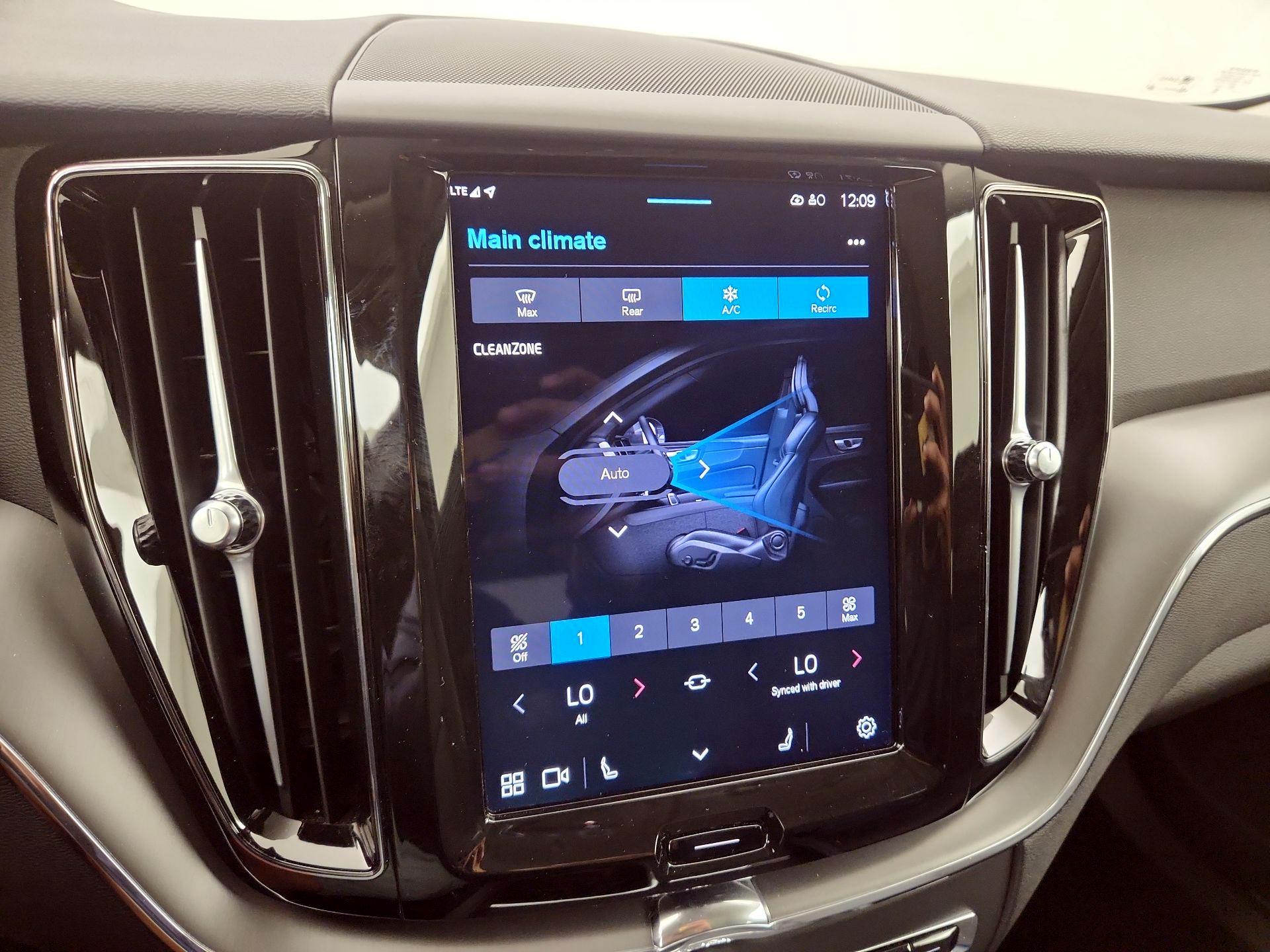 Thumbnail: 2025 Volvo XC60 - 17