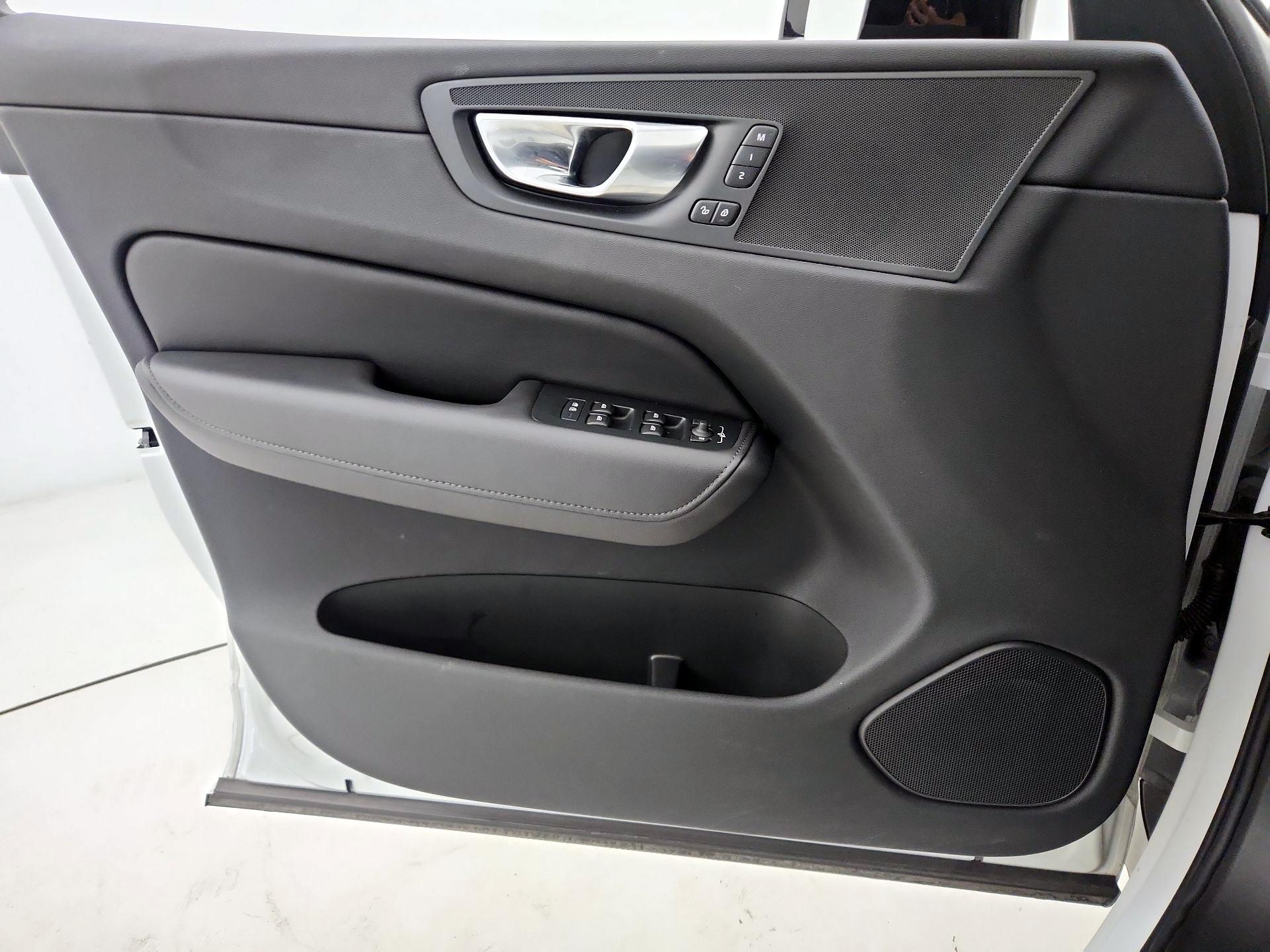 Thumbnail: 2025 Volvo XC60 - 12