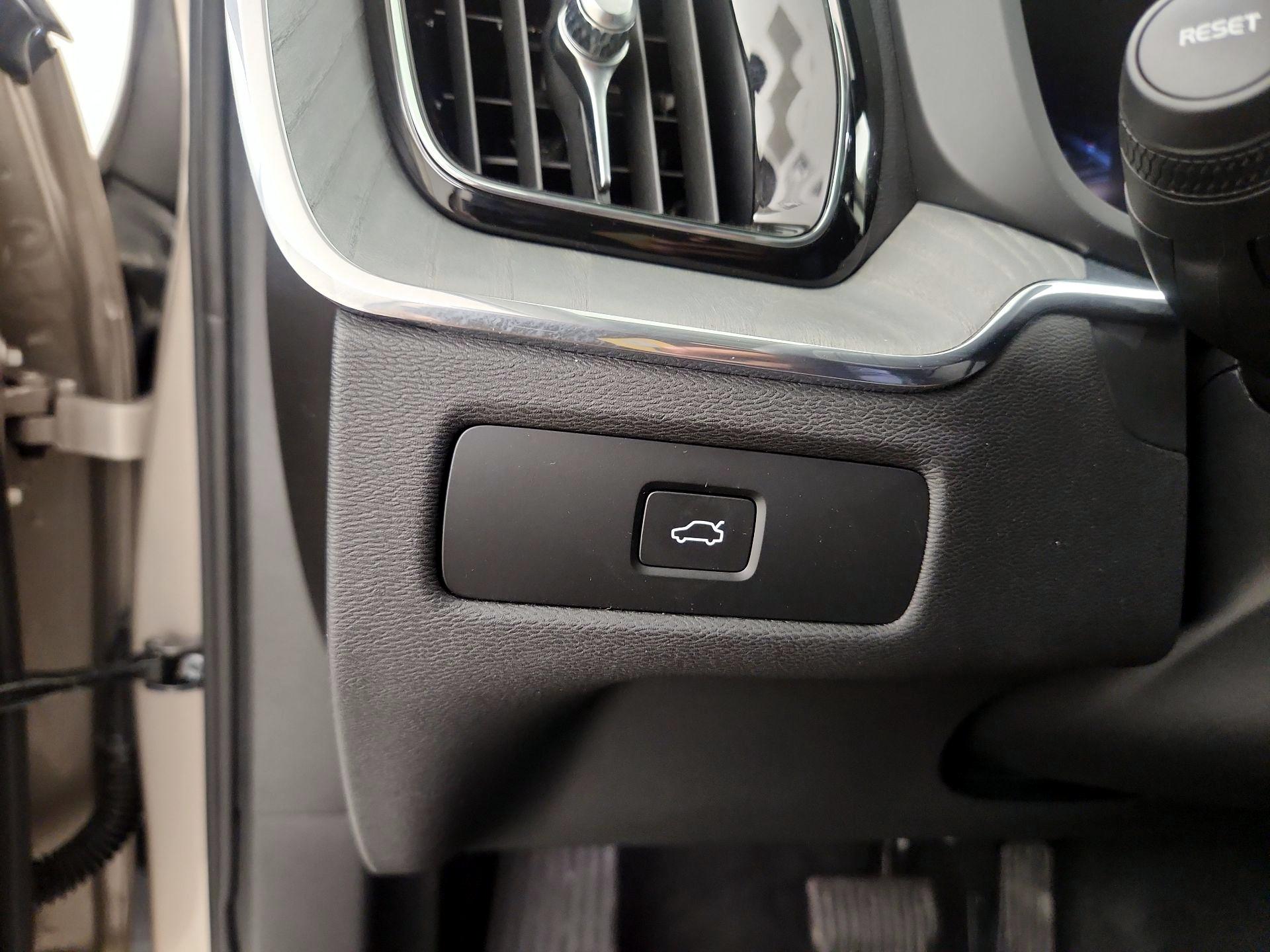 Thumbnail: 2025 Volvo XC60 - 13