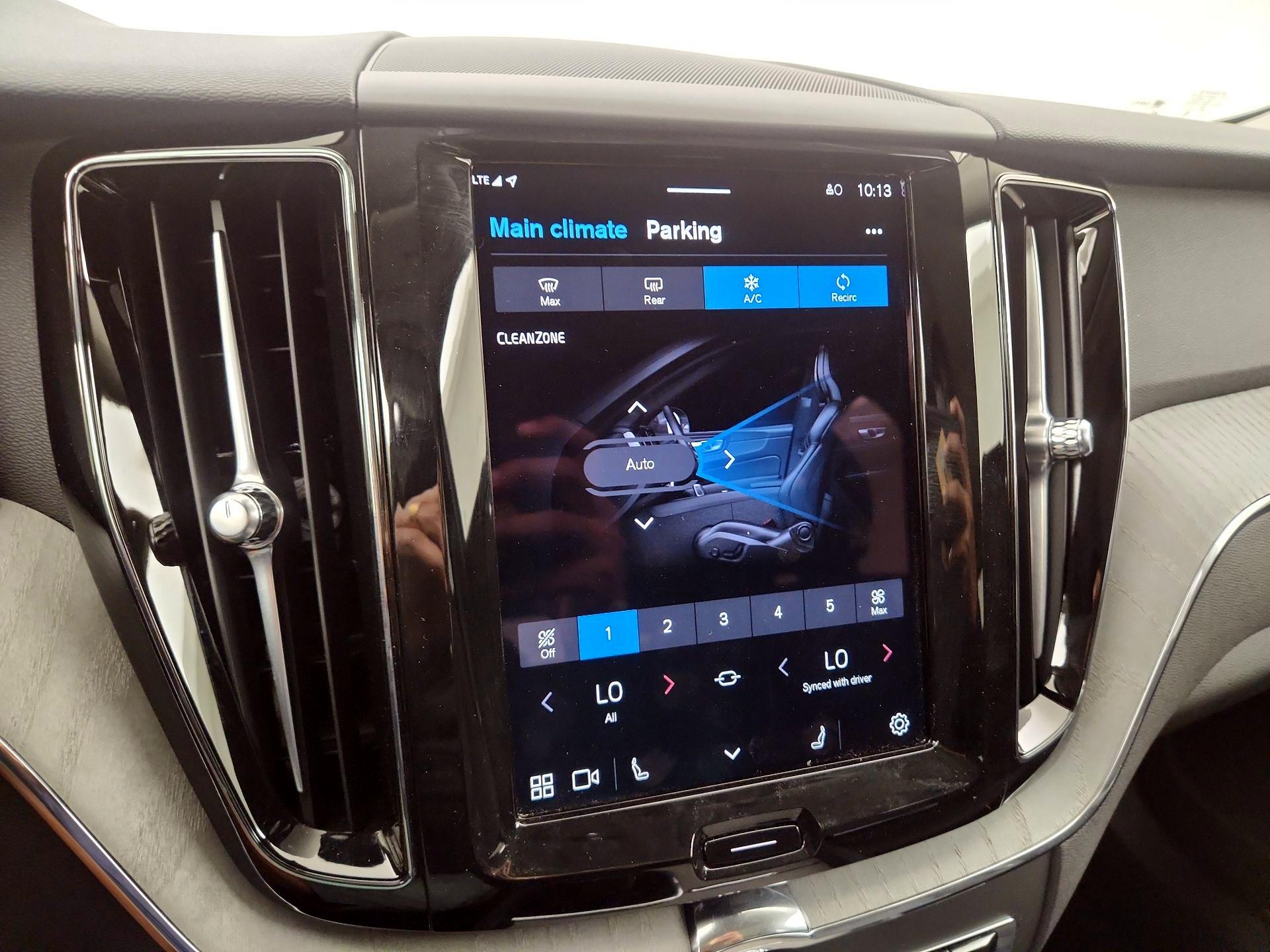 Thumbnail: 2025 Volvo XC60 - 17