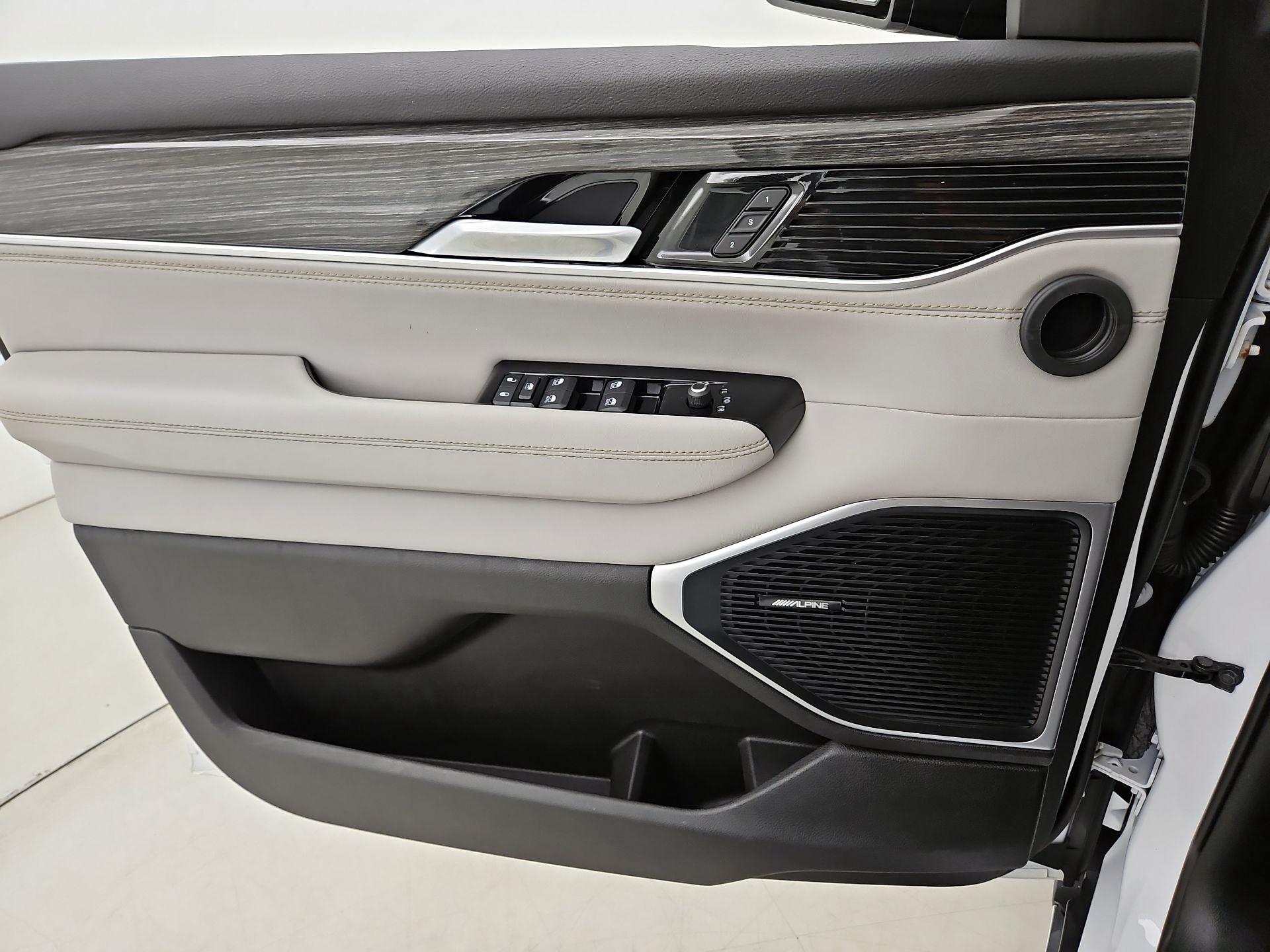 Thumbnail: 2022 Jeep Wagoneer - 12