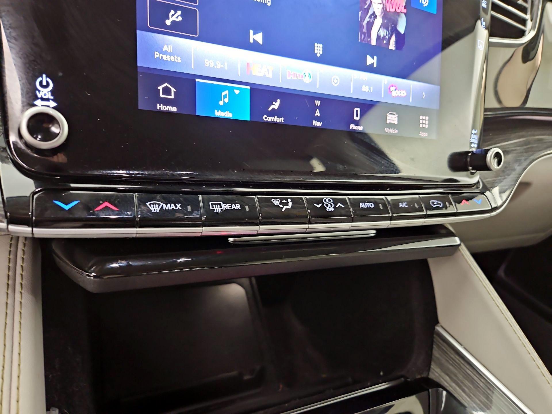 Thumbnail: 2022 Jeep Wagoneer - 17