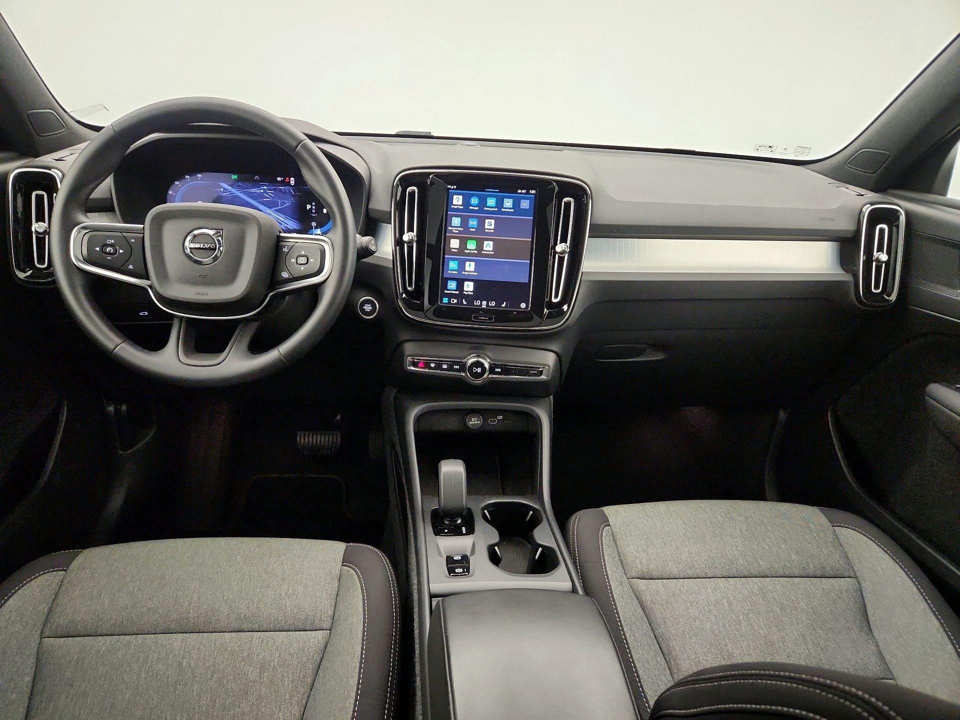 Thumbnail: 2025 Volvo XC40 - 9