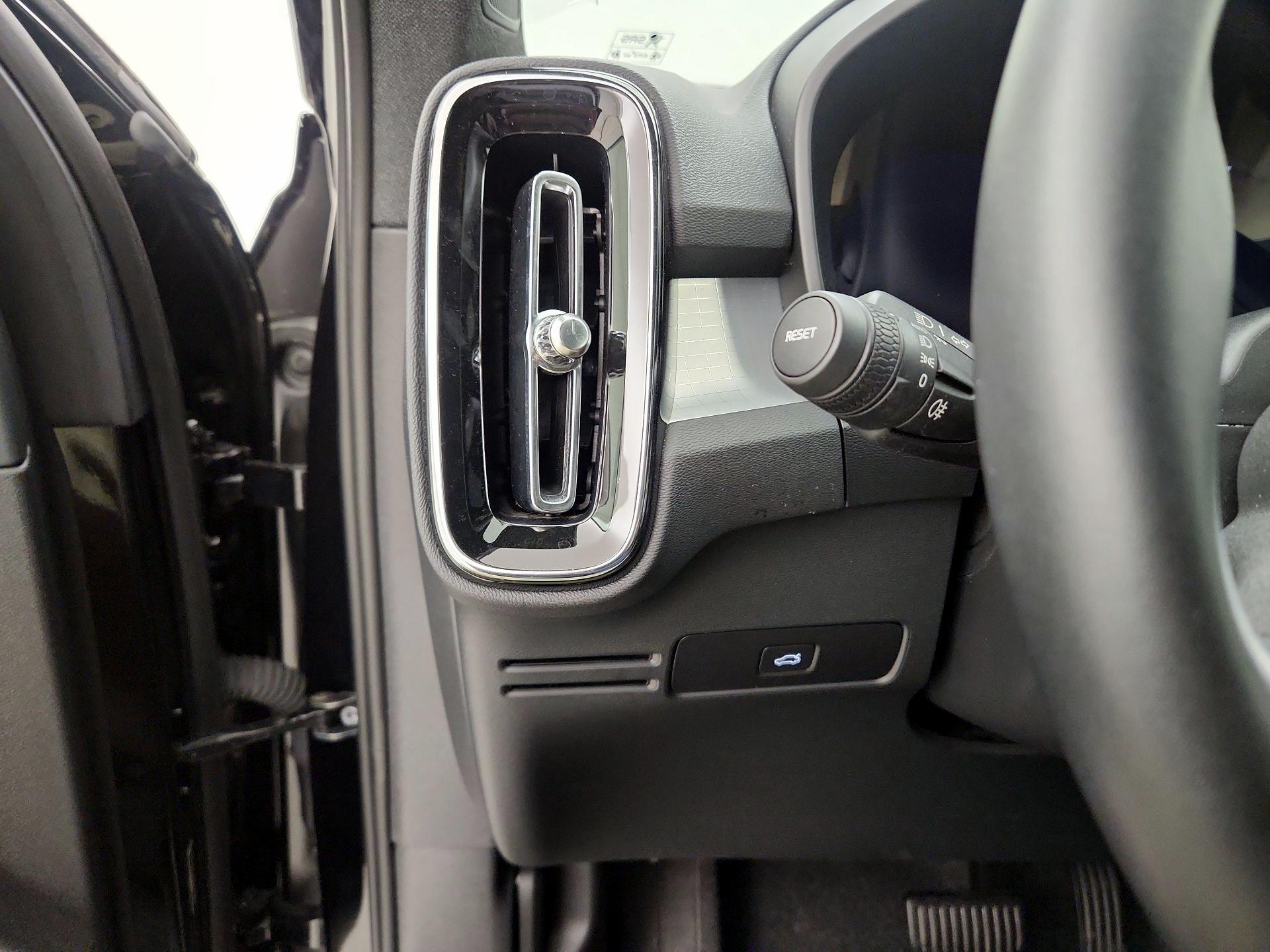 Thumbnail: 2025 Volvo XC40 - 13